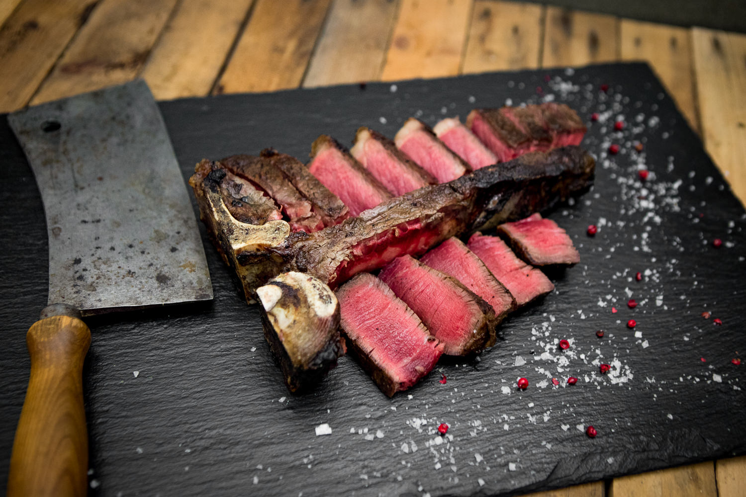 Triple T-Bone Steak Paket - Oberpfalz Beef Premiumqualität Ein hochwertiges Triple T-Bone Steak-Paket mit drei saftigen T-Bone Steaks auf einem rustikalen Holztisch, ideal für Grillliebhaber und Fleischgenießer.