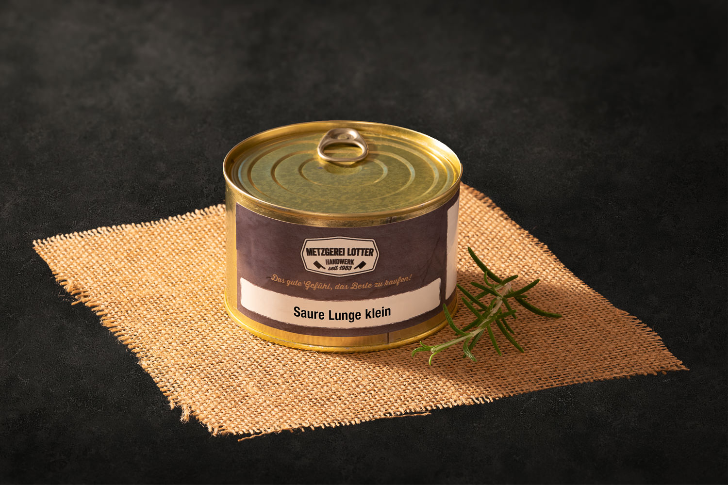 Konservendose mit der Aufschrift „Saure Lunge – zart & würzig“ von Oberpfalz Beef, goldfarbener Metalldeckel, Etikett in Rot- und Naturtönen mit Markenlogo, Produktabbildung und Inhaltsbeschreibung – traditionelles bayerisches Fleischgericht in Dosenform.