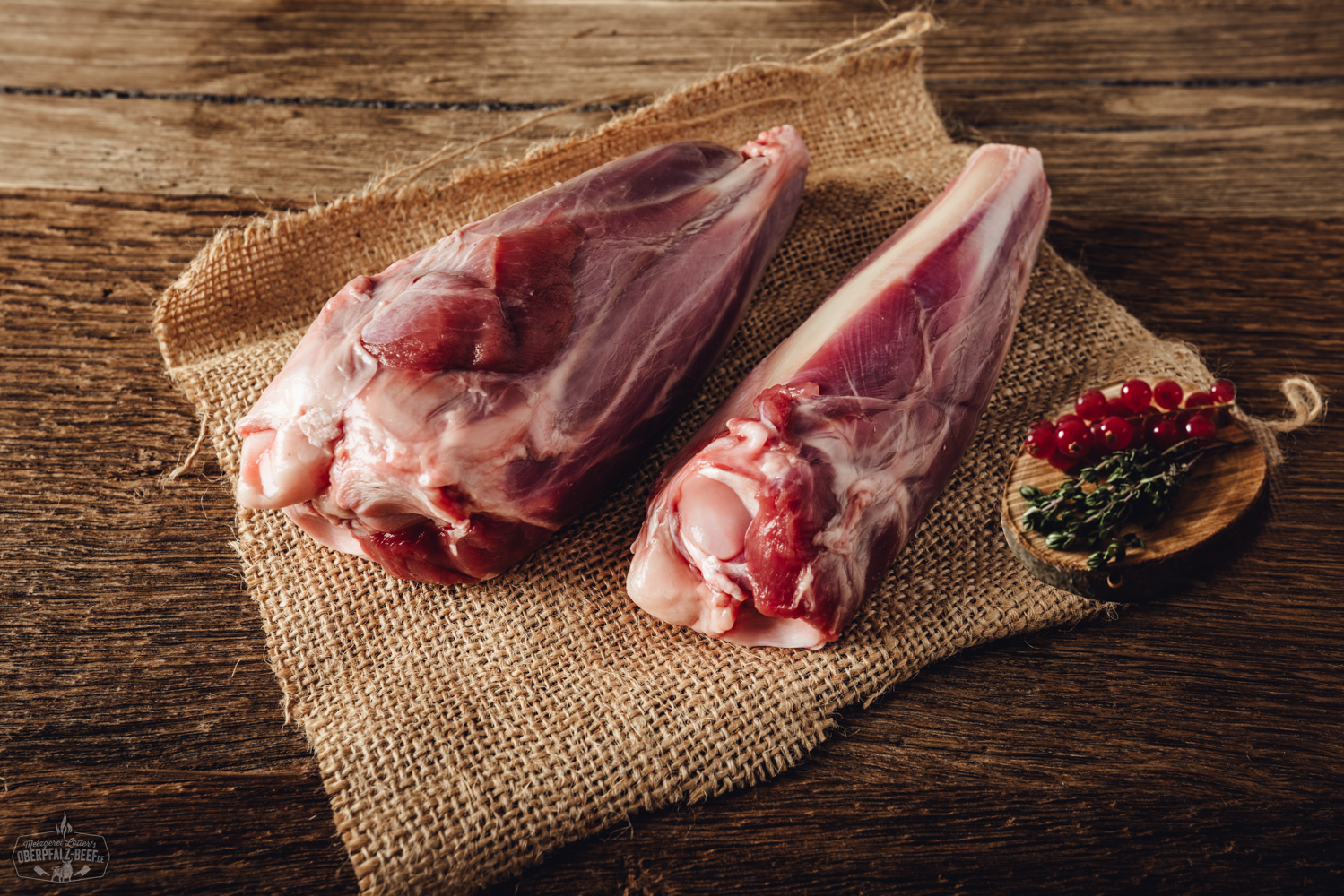 Wildschwein-Haxe aus der Oberpfalz – Zartes Wildfleisch regional genießen Saftiges Stück Schweinerücken – sogenannte Dallas-Tasche – vom Grill, außen knusprig gebräunt, innen zart rosa, serviert auf Holzbrett mit Gewürzen und Kräutern, typisch für Oberpfälzer BBQ.