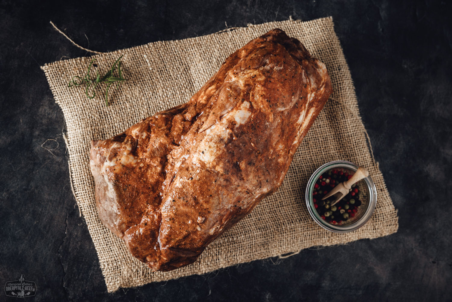 Zartes, vorgegartes Sous-vide Pulled Pork vom Oberpfälzer Landschwein, saftig und fein zerfasert angerichtet auf einem Holzbrett mit Gewürzen und Kräutern – rustikales Fleischgericht in hoher Qualität, ideal für BBQ und Burger.