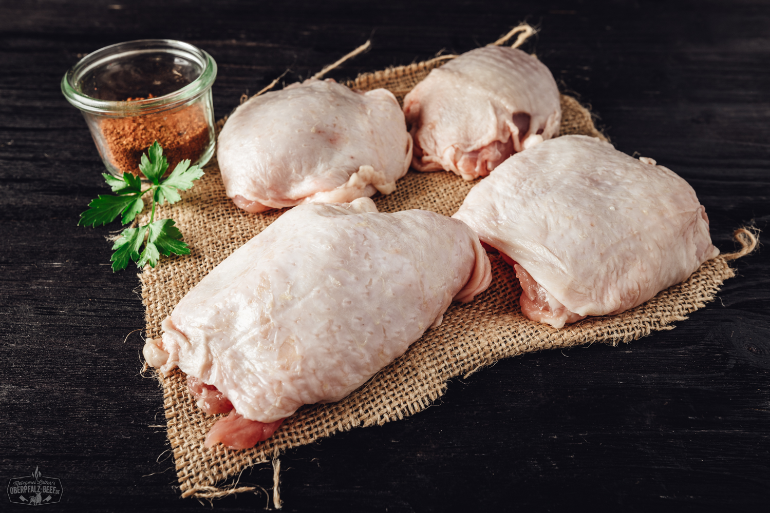 Ein saftiges Pollo Fino Stück vom Oberpfälzer Bauernhähnchen auf einem rustikalen Holzbrett, perfekt für den Grill oder die Pfanne, um ein köstliches und zartes Hähnchengericht zuzubereiten.