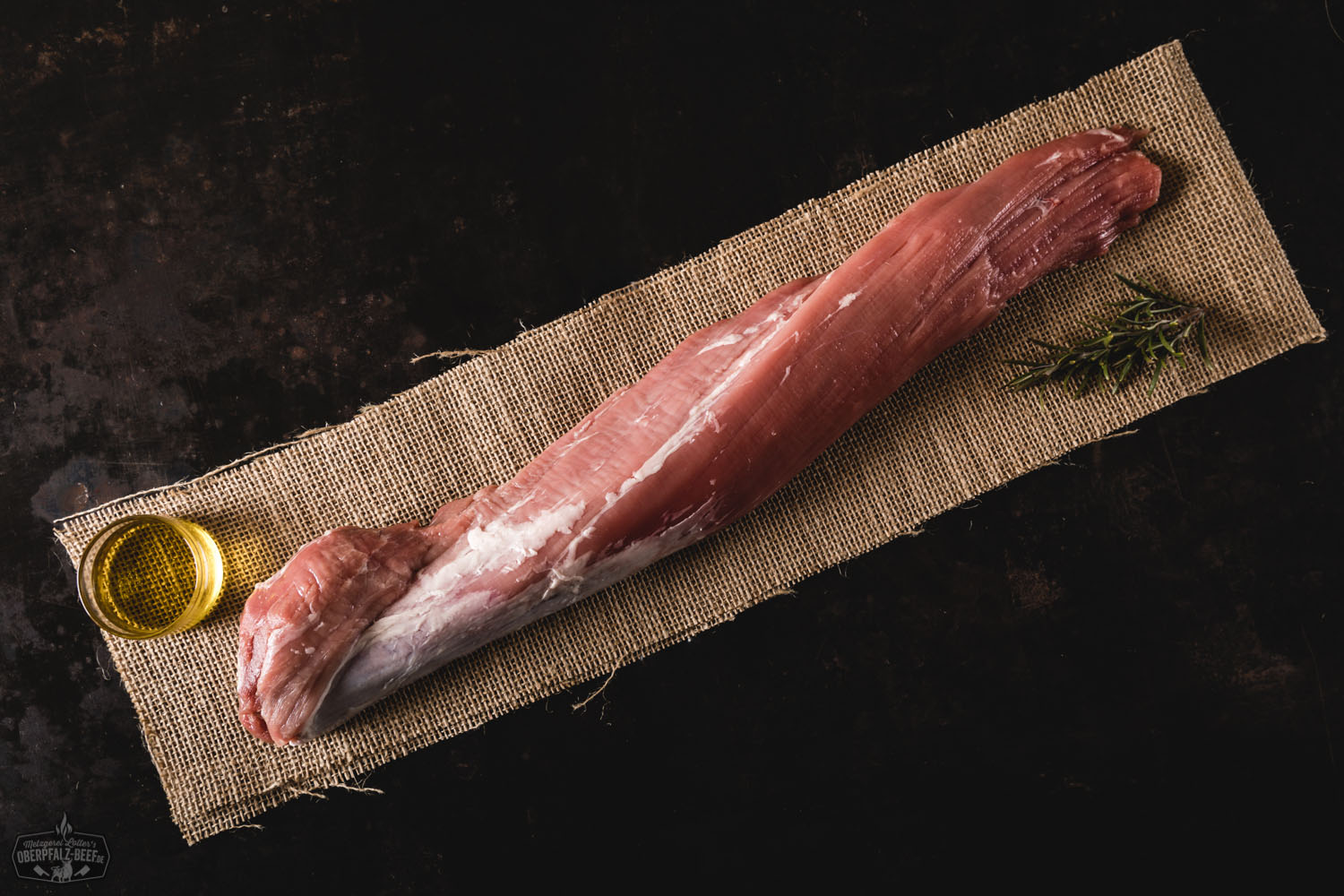 Filet vom Oberpfälzer Milchkalb auf Holzbrett – zartes Kalbfleisch in Premiumqualität Frisch gebratenes Filet vom Oberpfälzer Milchkalb auf dunklem Hintergrund, saftig rosa im Inneren, mit knuspriger Kruste und fein garniert mit Kräutern – hochwertiges Kalbfleisch für Feinschmecker.