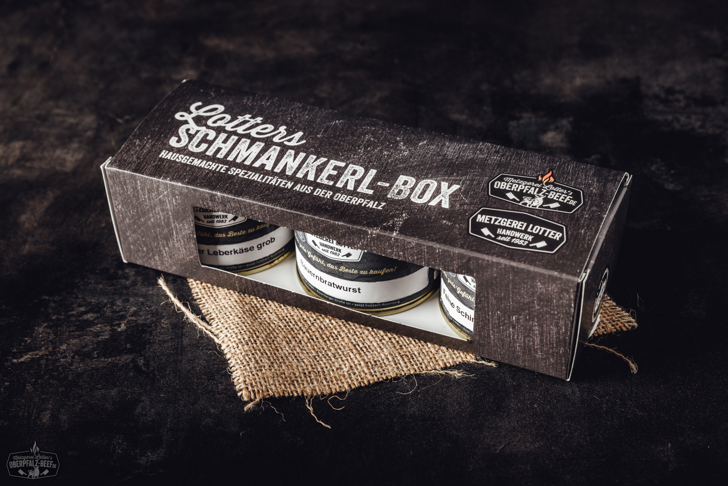 Bild der Oberpfälzer Schmankerlbox mit regionalen Spezialitäten, handverlesen und verpackt in einer rustikalen Holzkiste, präsentiert auf der Webseite von Oberpfalz Beef.