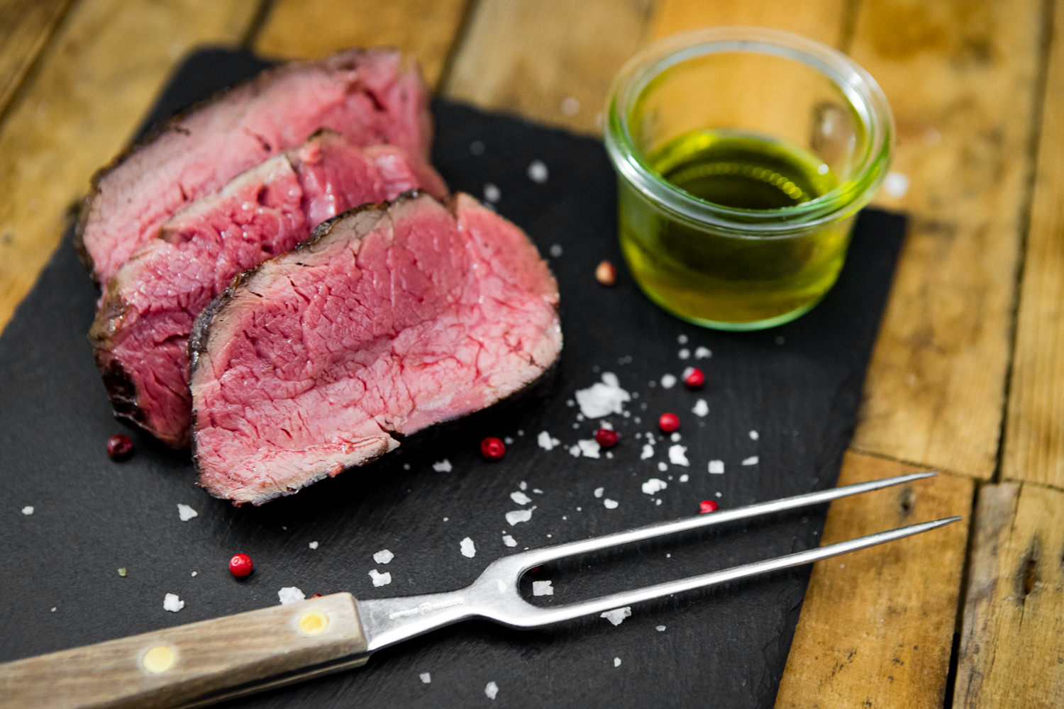 Dry Aged Rinderfilet am Stück von der alten Kuh – Premiumqualität aus der Oberpfalz Dry Aged Rinderfilet am Stück von der alten Kuh, roh und marmoriert, auf dunklem Untergrund dekorativ präsentiert – hochwertiges Premiumfleisch aus artgerechter Weidehaltung.