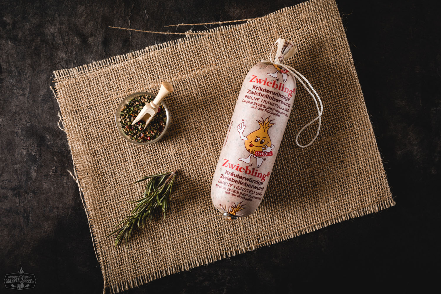 Nahaufnahme eines rohen Zwiebling-Mini-Steaks vom Rind auf dunklem Untergrund, trocken abgetupft, mit sichtbarer feiner Marmorierung und fettarmer Struktur – hochwertiges Beef-Cut-Fleisch der Oberpfalz für Grill und Pfanne.