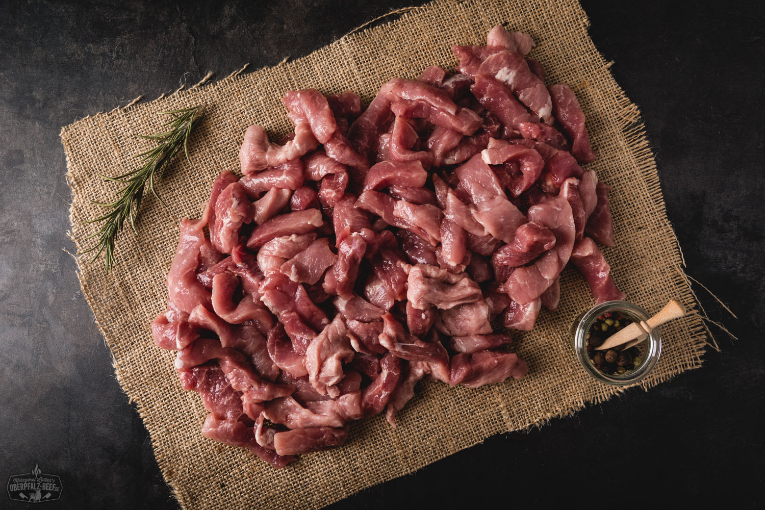 Handgeschnittenes Geschnetzeltes vom Oberpfälzer Landschwein - Frisch und Regional Geschnetzeltes handgeschnitten vom Oberpfälzer Landschwein auf einem weißen Hintergrund, frisch und saftig.