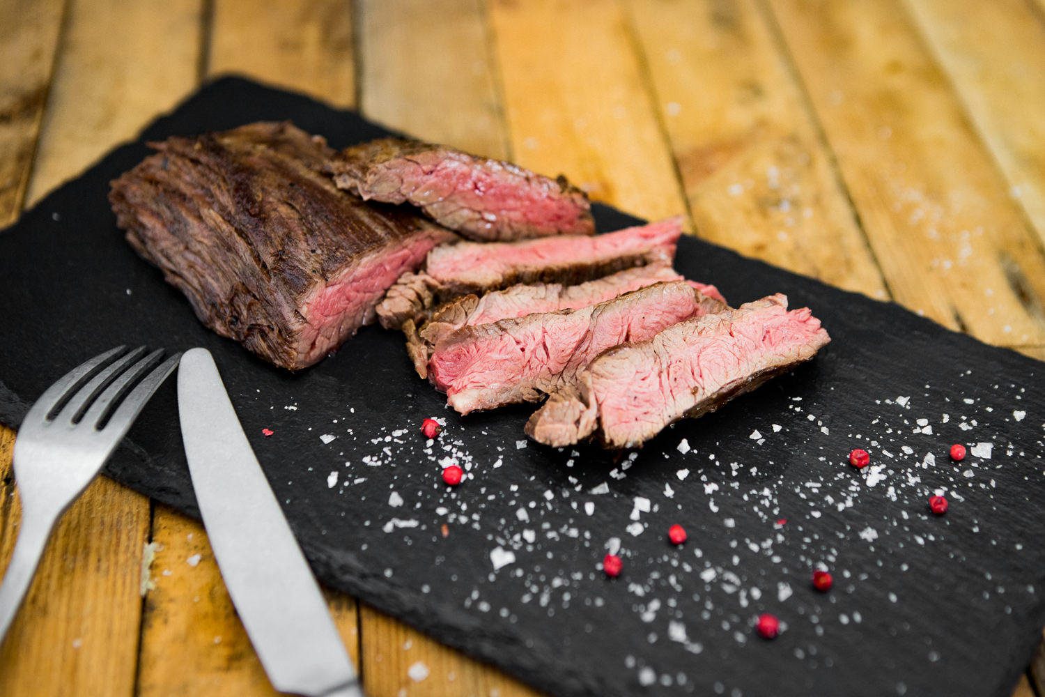 Bavette Wet Aged vom Oberpfalz Rind – Premium Rindersteak nachhaltig gereift Rohes Bavette-Steak vom Oberpfalz-Rind, Wet-Aged gereift, auf schwarzem Untergrund angerichtet, mit sichtbarer feiner Marmorierung und angeschnittenem Randstück – hochwertiges Rindfleisch für Steak-Liebhaber.