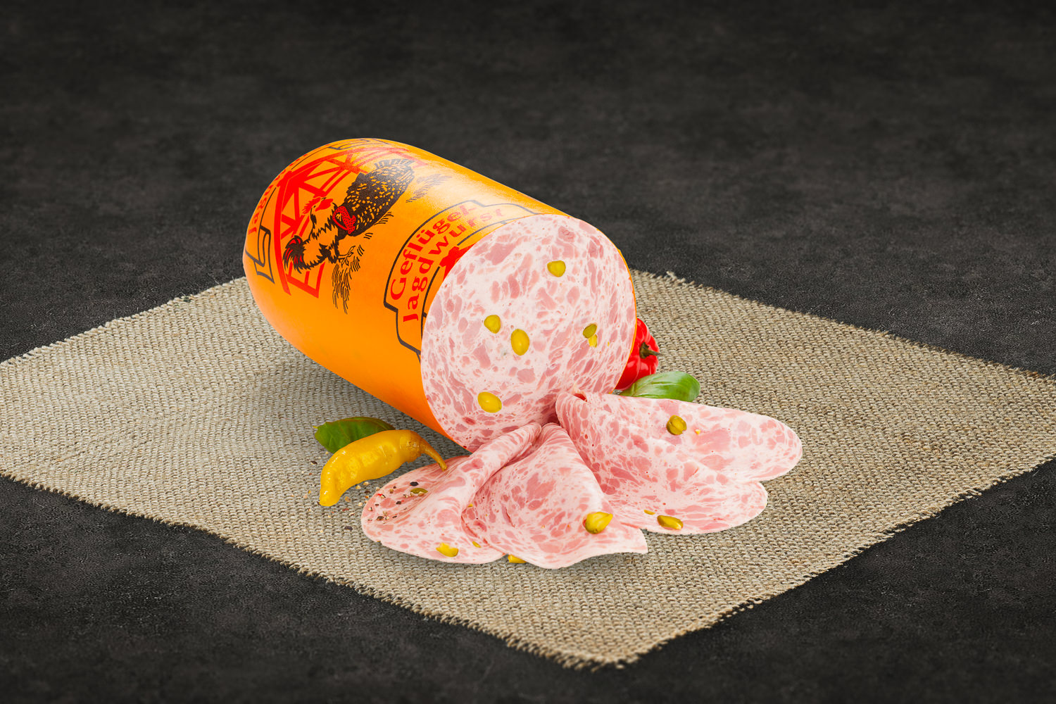 Geschnittene Puten-Jagdwurst vom Putenkaiser – Delikate Wurst aus der Oberpfalz Fein geschnittene Putenschinkenwurst, gleichmäßig auf weißem Teller angerichtet, mit leichter Marmorierung und zartrosa Farbe – hochwertige Geflügelwurst in appetitlicher Präsentation.