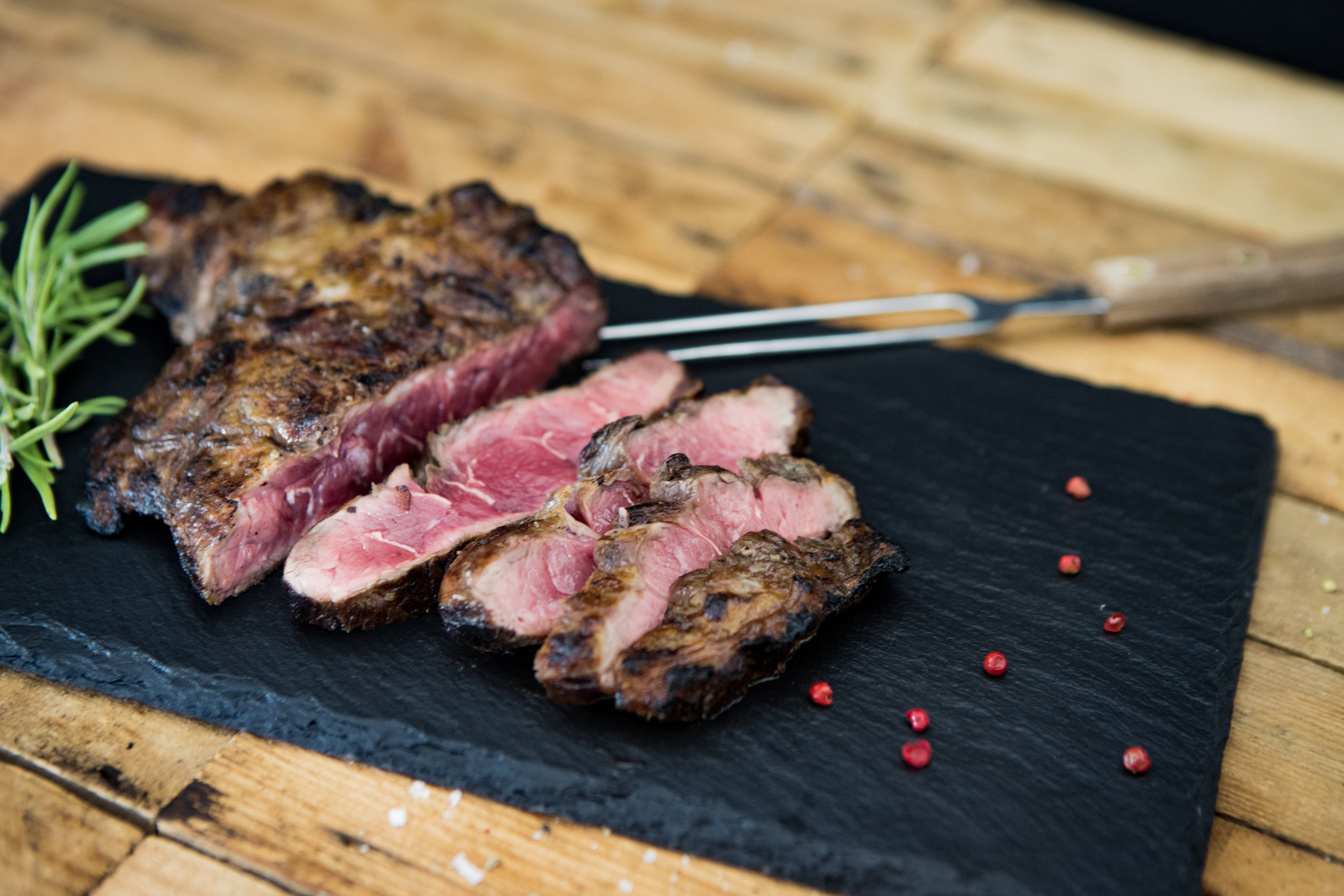 Spider Steak wet-aged vom Oberpfalz-Rind – zart gereiftes Premiumfleisch für echten Genuss Rohes Spider Steak vom Oberpfalz-Rind, wet-aged gereift, mit feiner Marmorierung und auffälliger fächerförmiger Muskelstruktur, auf dunklem Untergrund angerichtet – hochwertiges Rindfleisch für Fleischliebhaber.