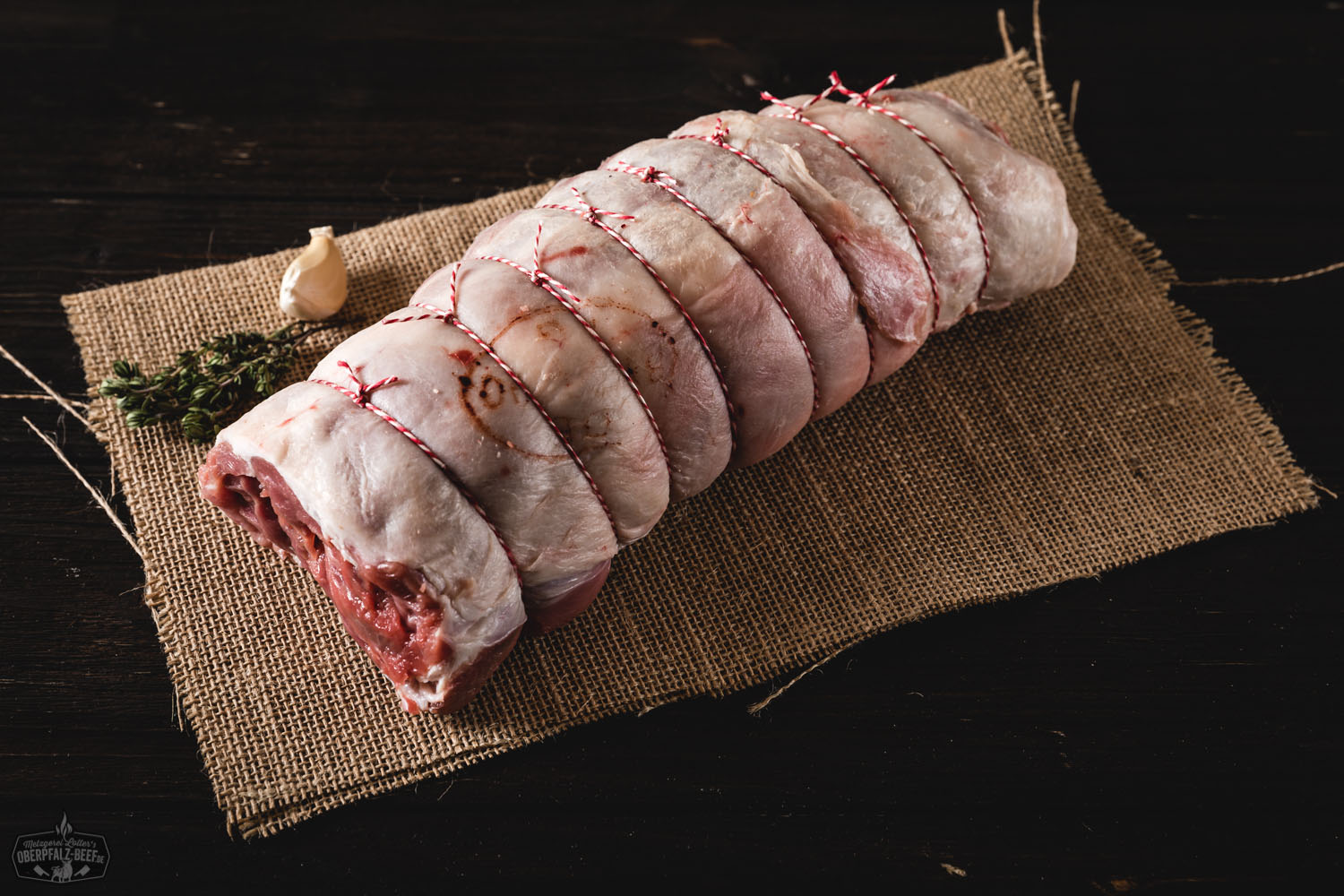 Magerer Lammrollbraten vom Juradistl Lamm auf weißem Hintergrund, präsentiert als hochwertiges Fleischprodukt.