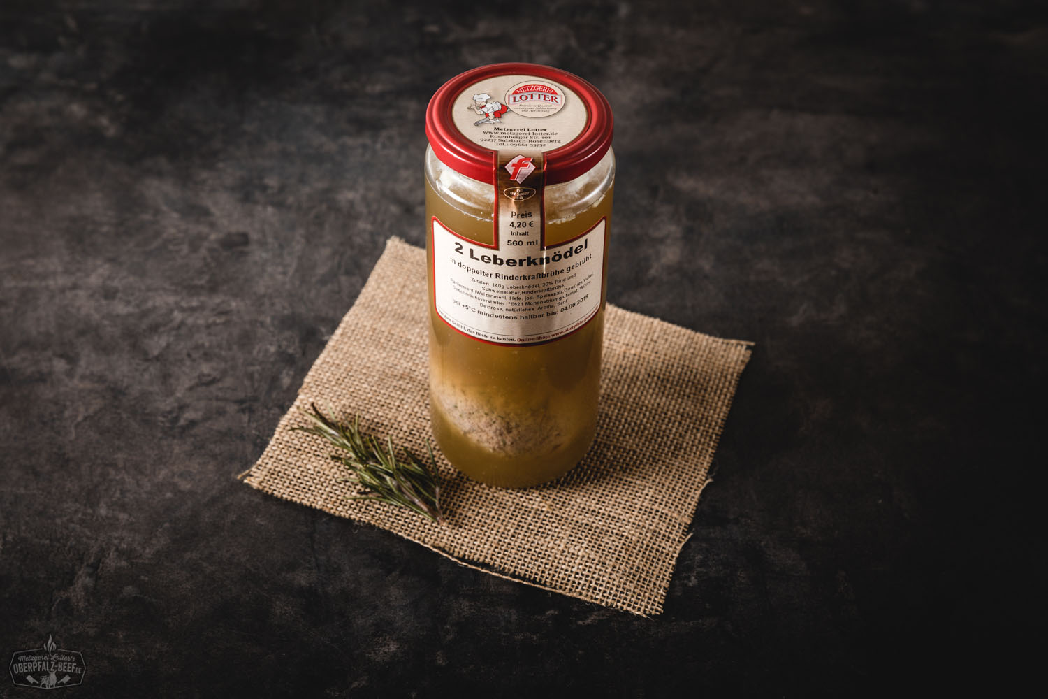 Leberknödel in klarer Rinderkraftbrühe, serviert im Glas mit goldbraunem Deckel – deftige bayerische Spezialität aus der Oberpfalz, traditionell und nachhaltig im Glas konserviert.