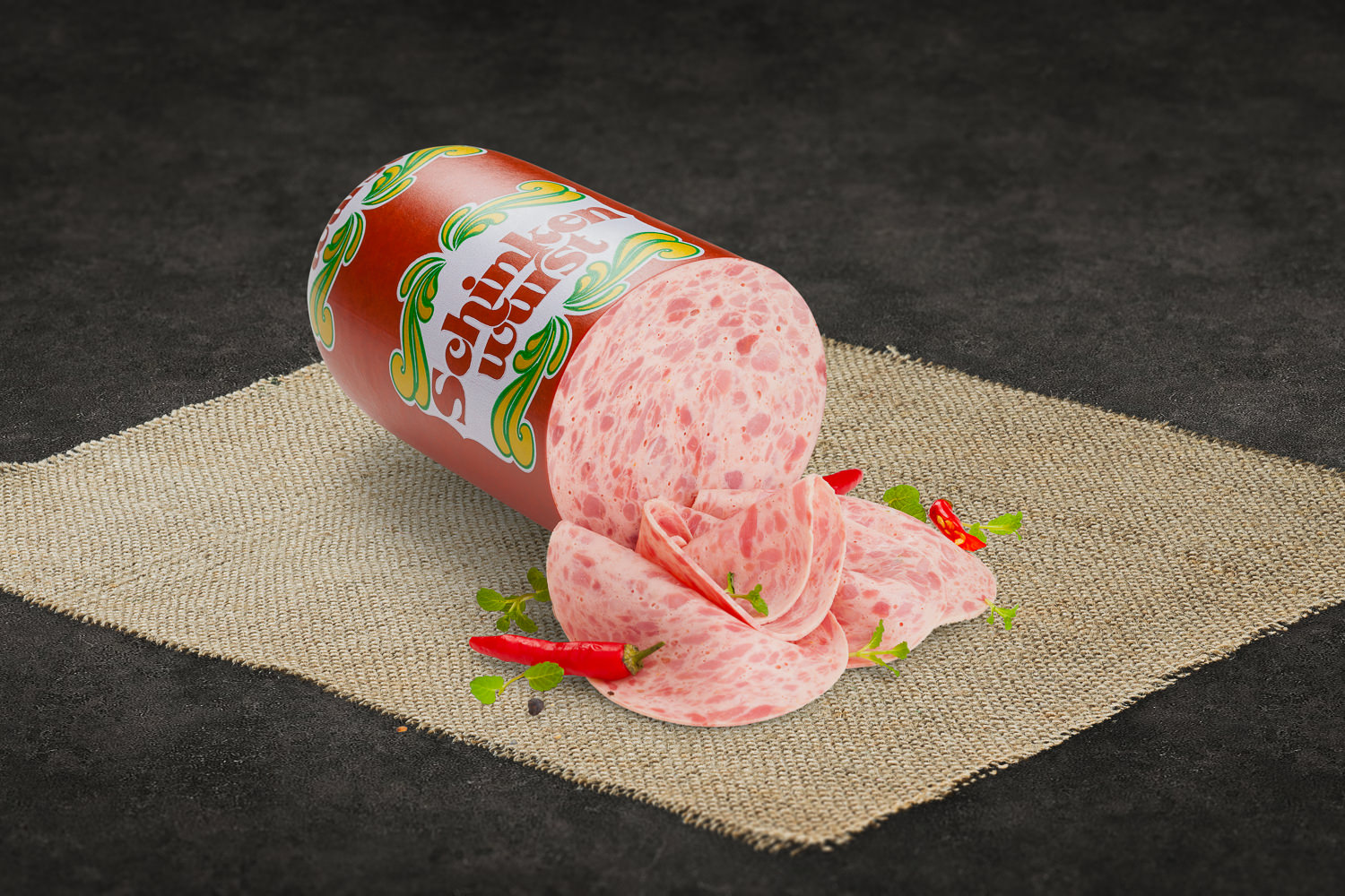 Saftig zartes Pulled Pork auf rustikalem Holzbrett angerichtet, mit goldbraunen Röstaromen, serviert neben einem frischen Brötchen, Barbecue-Sauce und Krautsalat – perfekte Darstellung von „Zerupfte Sau“ BBQ-Genuss aus der Oberpfalz.