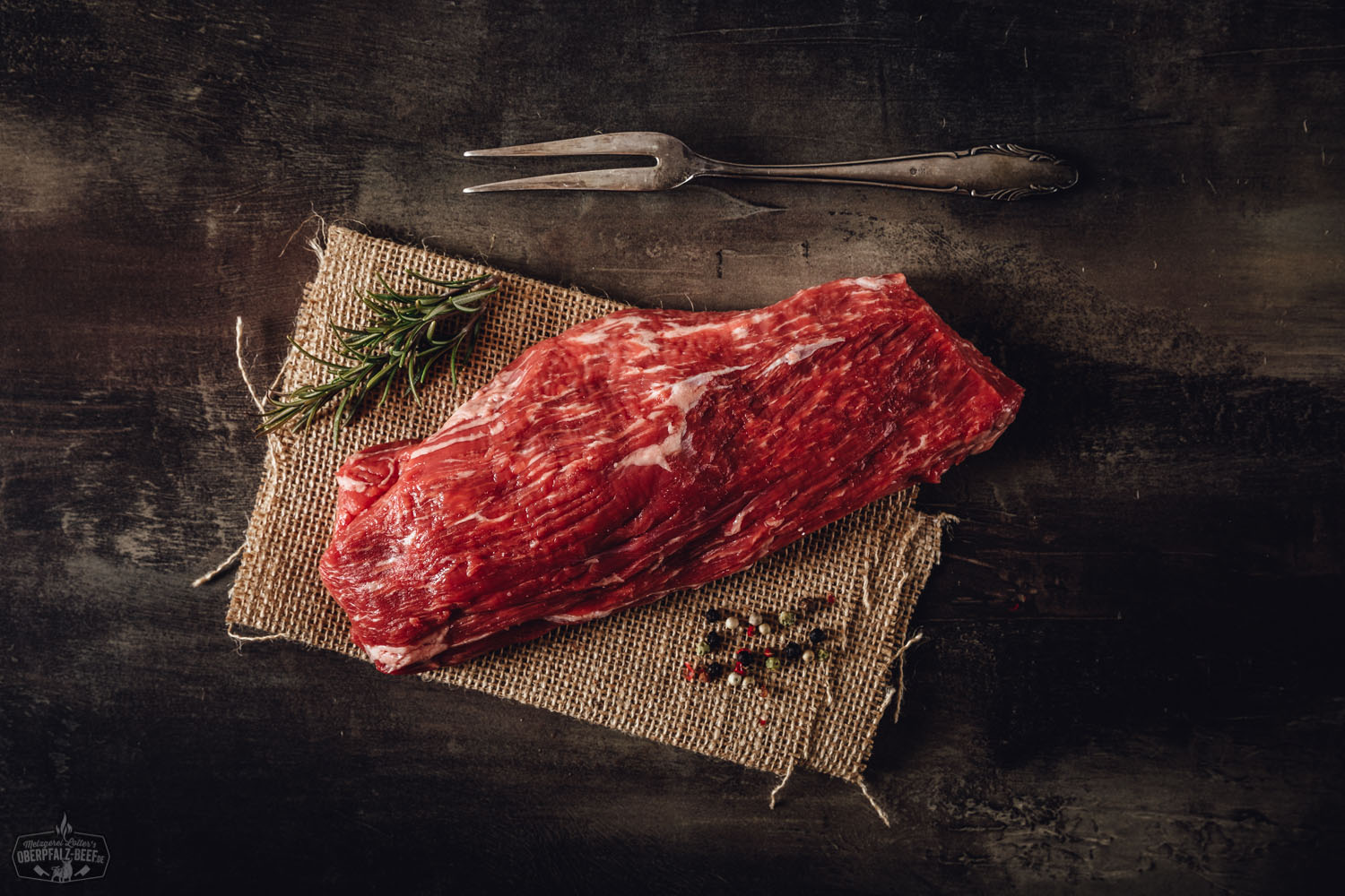 Teres Major Wet Aged vom Oberpfalz Rind – zartes Rindfleisch in Premiumqualität Wet-aged Teres Major vom Oberpfalz-Rind, naturbelassen auf Holzbrett präsentiert – saftiges, mageres Rindfleischstück mit klarer Marmorierung, vor rustikalem Hintergrund ideal inszeniert für Gourmetfleisch-Liebhaber.