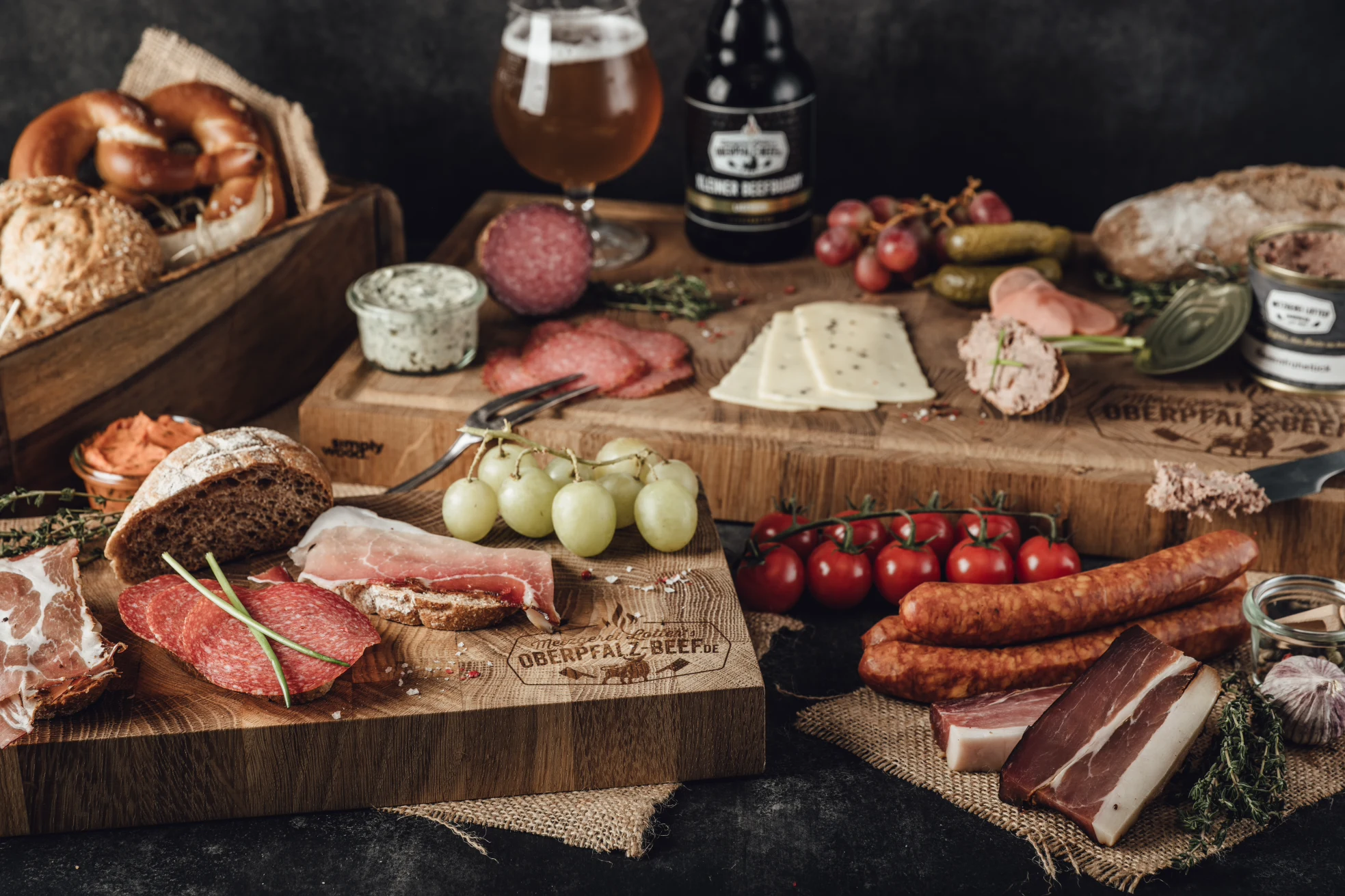 Bayerische Brotzeit mit Wurst, Schinken und Brezn von Oberpfalz Beef