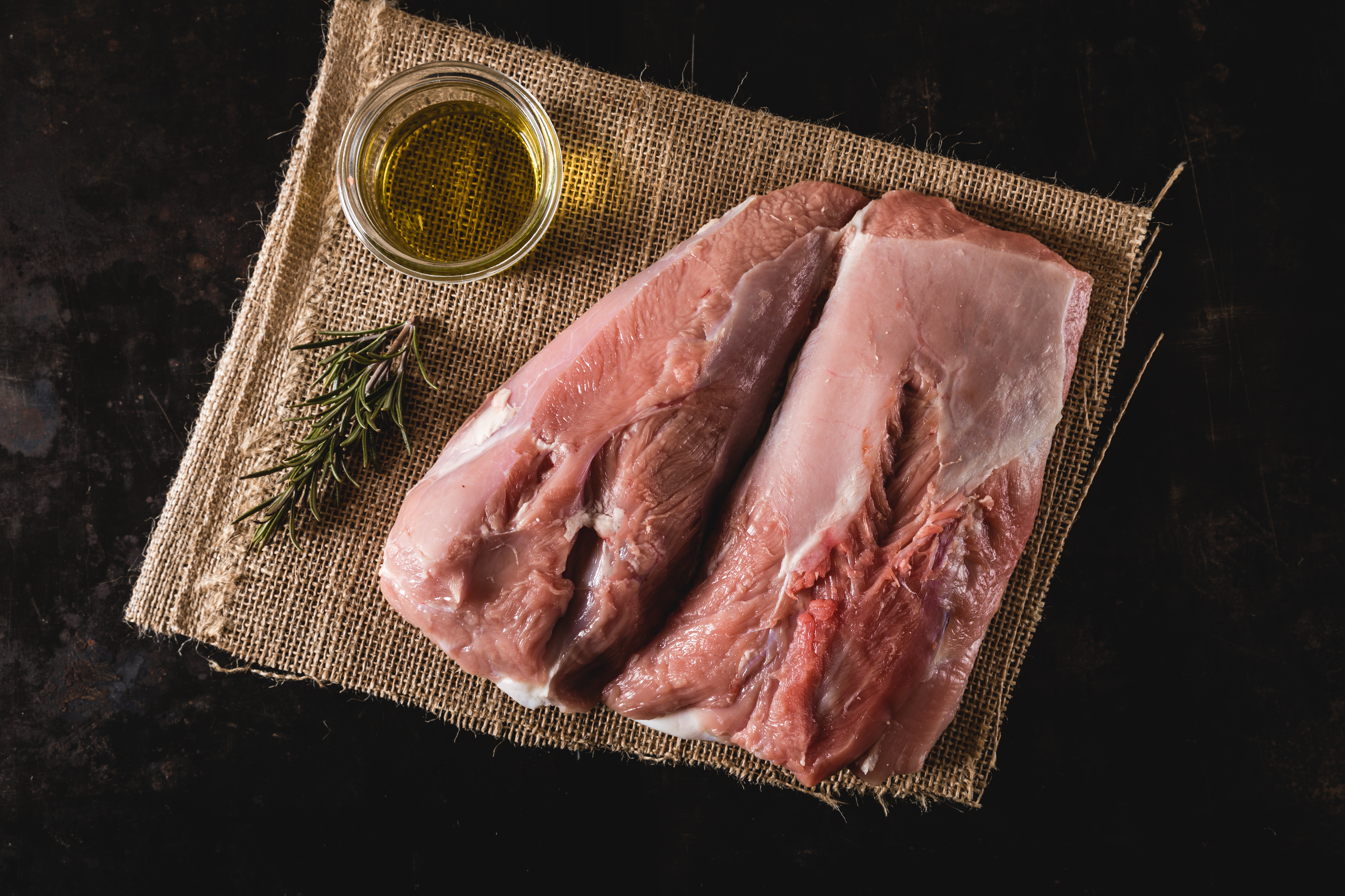 "Saftiges Oberpfalz Rinderschulterfleisch - Premium Qualität" Bild einer frischen Rinderschulter von Oberpfalz Beef, geeignet für Schmorgerichte und Braten, mit deutlicher Marmorierung und roter Fleischfarbe, ideal für traditionelle bayerische Küche.