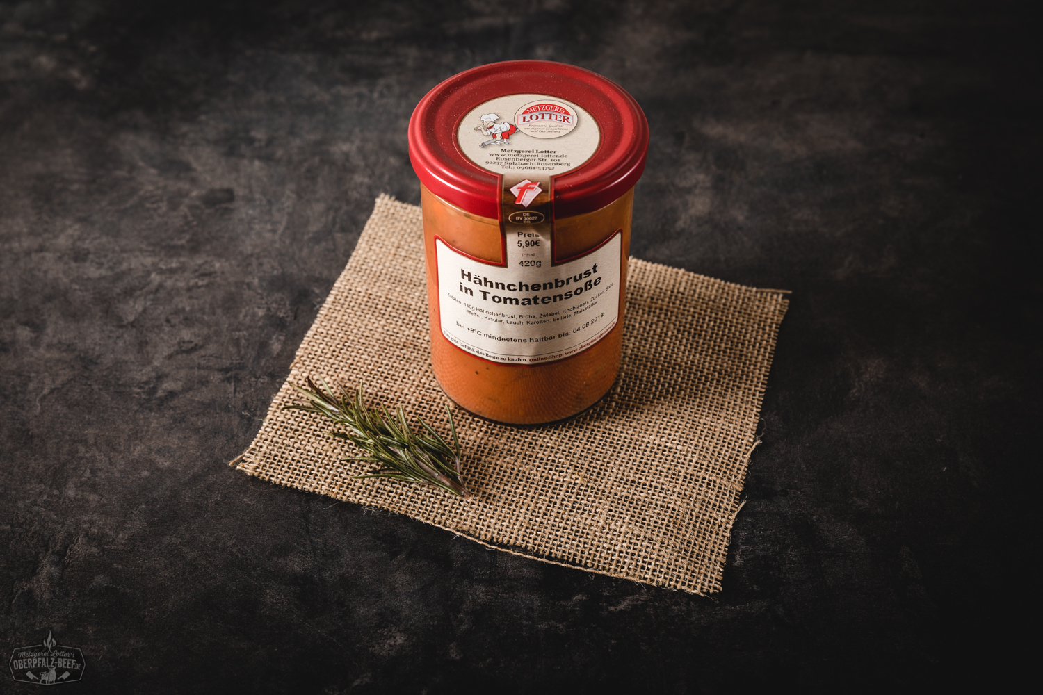 Hähnchenbrust in Tomatensauce im Einmachglas, servierfertig präsentiert auf dunklem Untergrund, mit sichtbaren Fleischstücken in kräftig-roter Sauce – hausgemacht, proteinreich und ideal für gesunde Mahlzeiten oder Meal Prep.