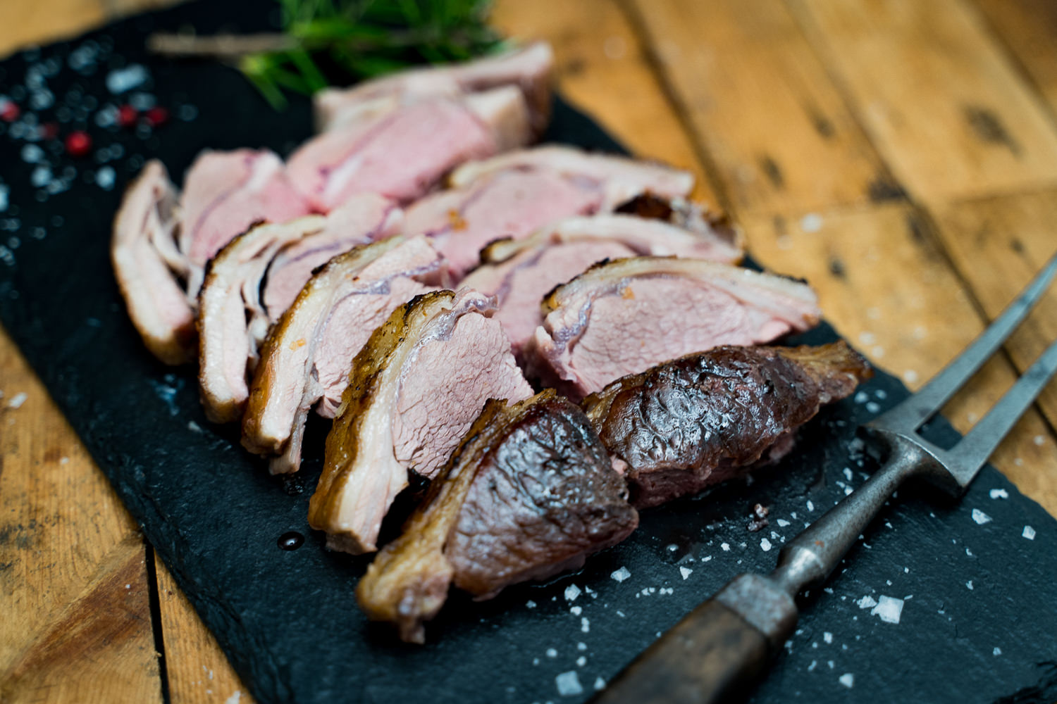 Lammrücken-Kotelett am Stück vom Juradistl Lamm – Frisches Premiumfleisch aus der Oberpfalz Frisches, rohes Lammrücken-Kotelett im Ganzen vom Juradistl-Lamm auf dunklem Untergrund, mit sichtbarer feiner Marmorierung und Knochenelementen – hochwertiges Fleischprodukt für die Zubereitung von Lammgerichten.