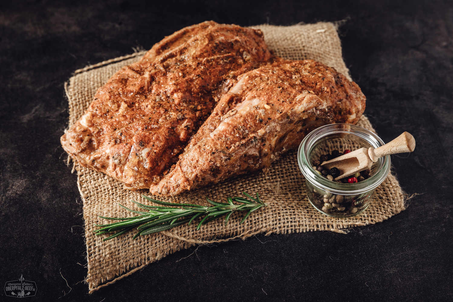Sous-Vide gegarter Kalbsbraten aus der Schulter – zartes Fleisch online kaufen Kalbsbraten aus der Nuss, fertig gegart im Sous-Vide-Verfahren, saftig aufgeschnitten auf Holzbrett präsentiert, mit dunklem Bratensaft und frischer Kräuterdekoration – zartes Fleisch mit feiner Marmorierung in rustikalem Setting.