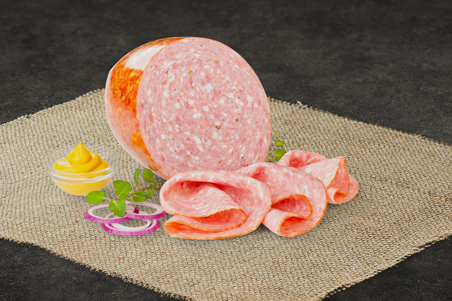 Aufgeschnittene Scheiben eines geräucherten Göttinger Würstchens liegen auf einem Holzbrett, begleitet von frischen Zwiebelringen, Senf und Brot; deftige Brotzeit mit regionaler Wurst aus der Oberpfalz.