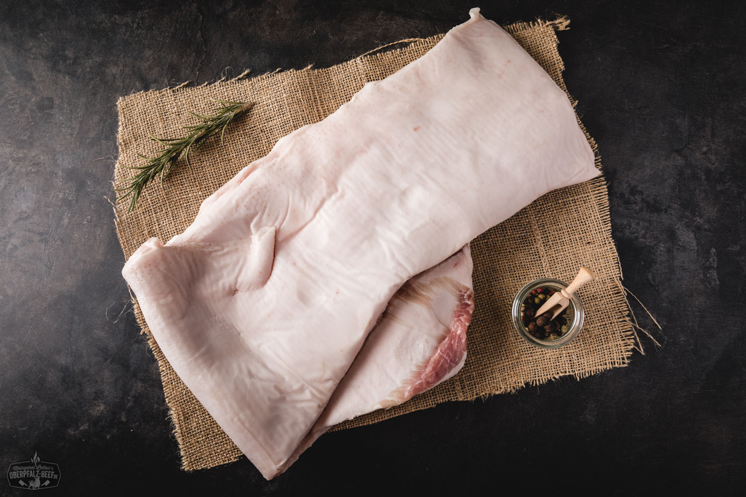 Frischer Speck vom Oberpfälzer Landschwein – regional, zart und aromatisch Frischer Speck vom Oberpfälzer Landschwein auf weißem Hintergrund mit Fett- und Fleischschichten sichtbar. Perfekt für kulinarische Zubereitungen und regionale bayerische Küche.
