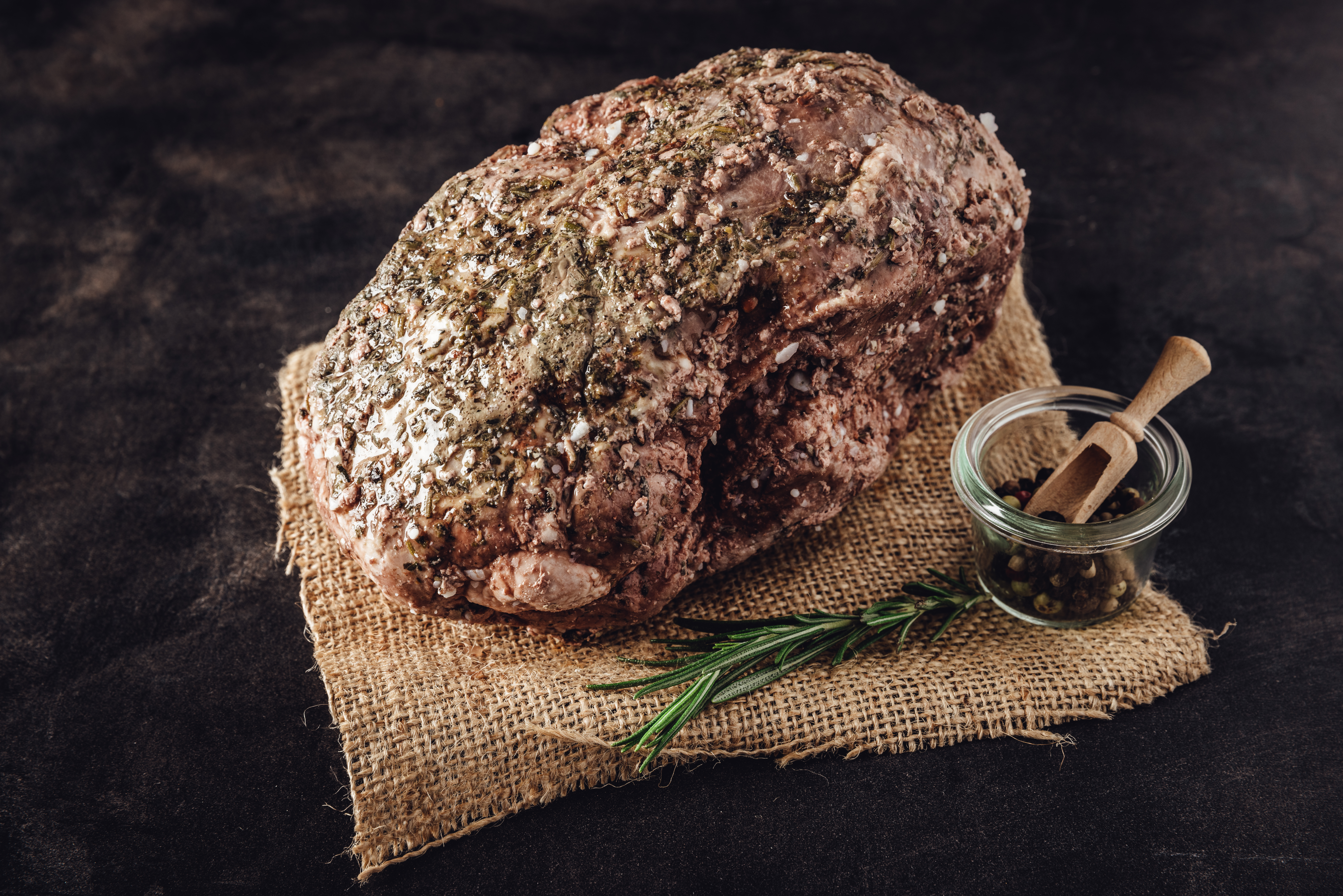 Lammkeule Klein auf Holzbrett mit Frischen Kräutern - Oberpfalz Beef Produktbild Lammkeule auf Holzbrett mit frischen Kräutern dekoriert. Perfekt für ein festliches Mahl oder Sonntagsbraten. Frisch und zart, ideal zum Schmoren oder Braten. Genuss aus der Oberpfalz.