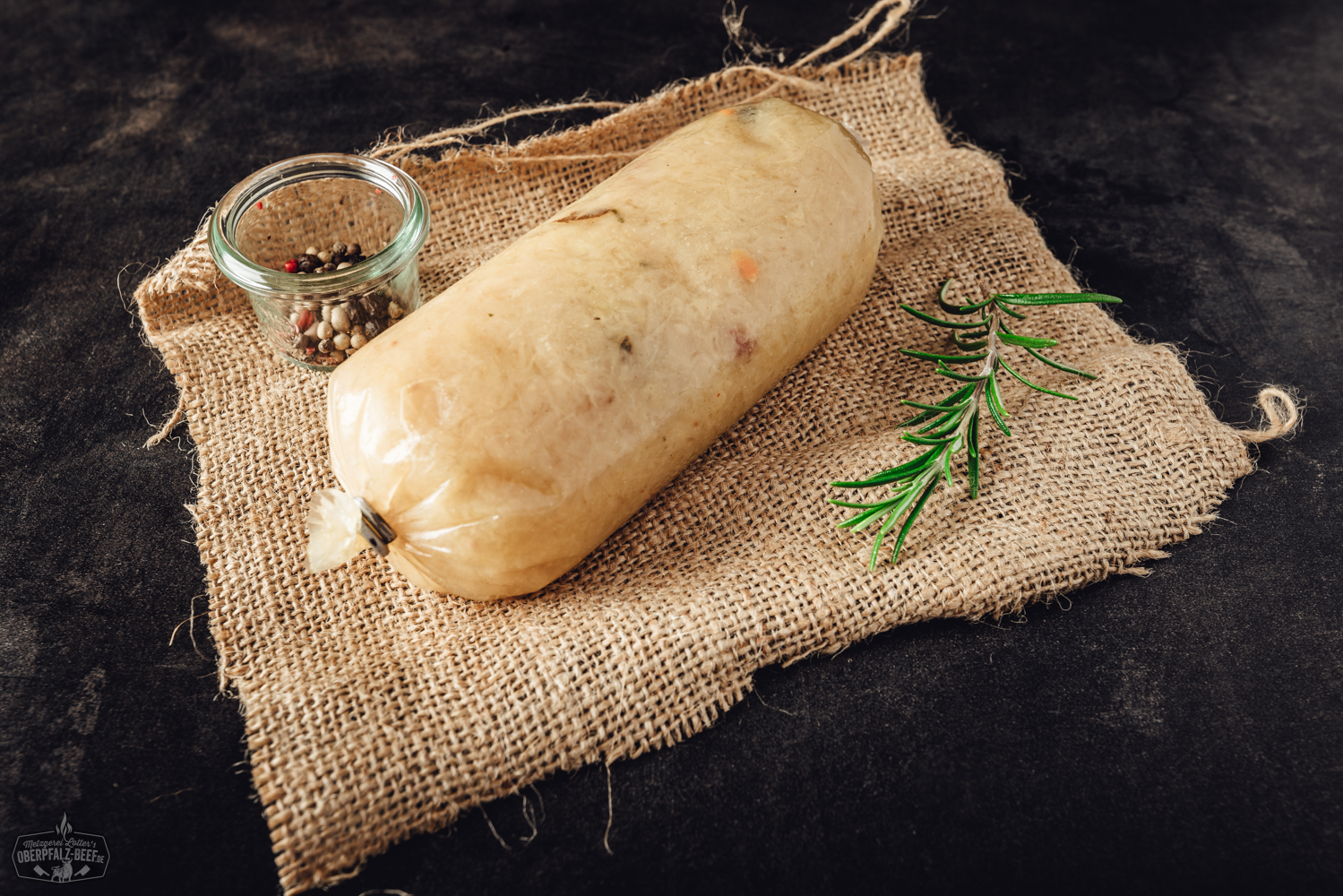 Traditionelles Sauerkraut auf rustikalem Holzbrett – Fermentiertes Superfood aus der Oberpfalz Gepökelter Backschinken mit Schwarte vom Oberpfälzer Landschwein, saftig rosa geschnitten und auf einem rustikalen Holzbrett angerichtet, begleitet von frischen Gewürzen und Kräutern – hochwertige Fleischspezialität aus regionaler Herkunft.