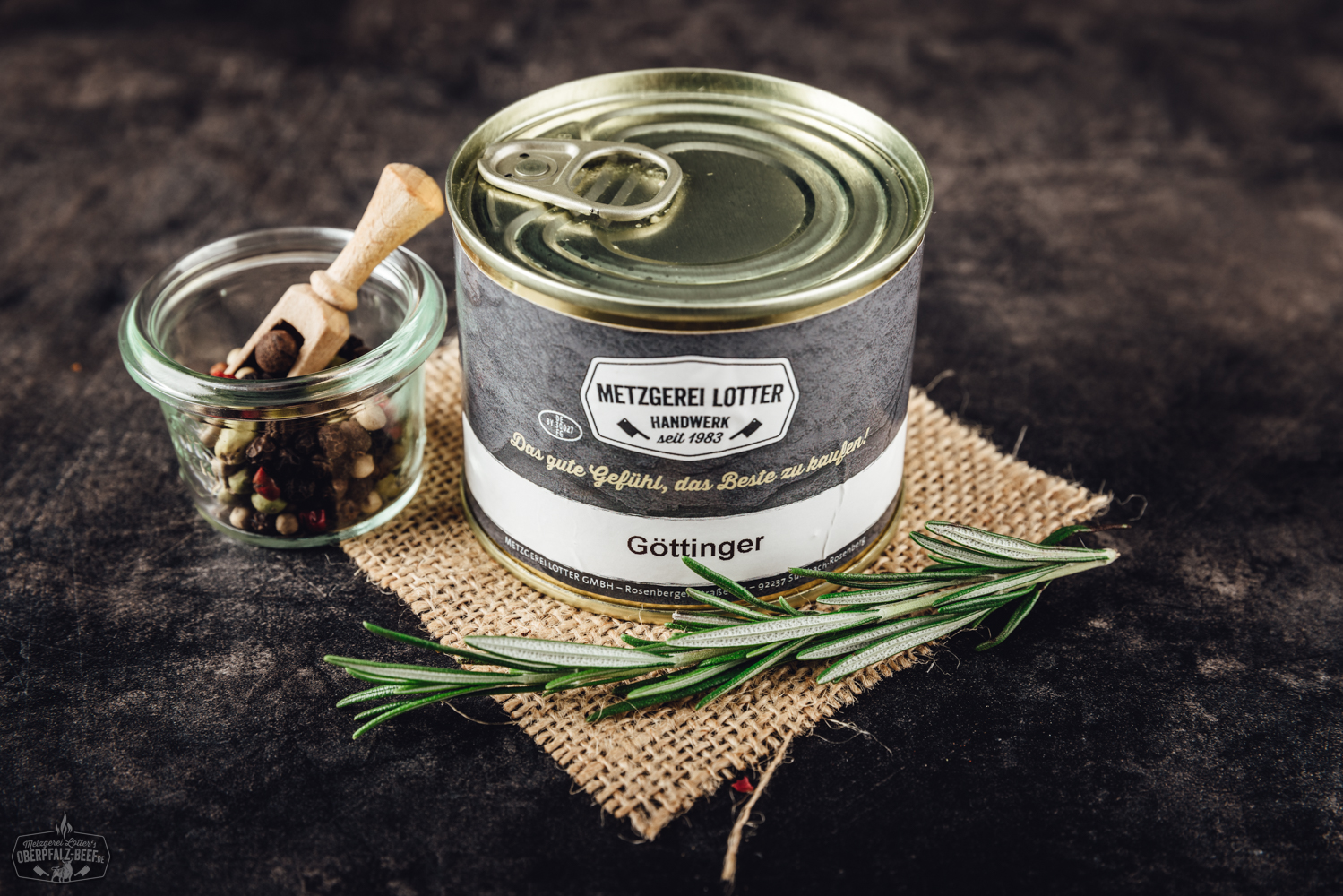 Räucher-Salatspeck am Stück auf Holzbrett, kräftig marmoriert, außen goldbraun-geräuchert, mit sichtbarer Gewürzkruste – hochwertige bayerische Fleischspezialität für deftige Brotzeit oder feine Küche.