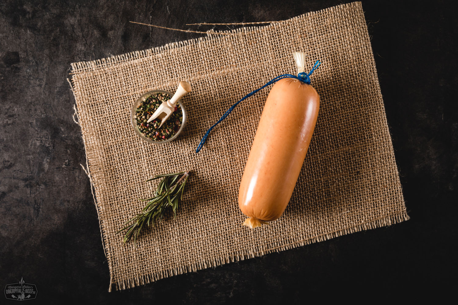Fein portionierte Mettwurst auf Holzbrett – regionale Wurstspezialität aus der Oberpfalz Fein portionierte Mettwurst in transparenter Vakuumverpackung, auf Holzoberfläche arrangiert; die grobkörnige, rötlich-braune Wurst zeigt typische Struktur und Fettanteile – ideal für Brotzeit, Frühstück oder als Snack.
