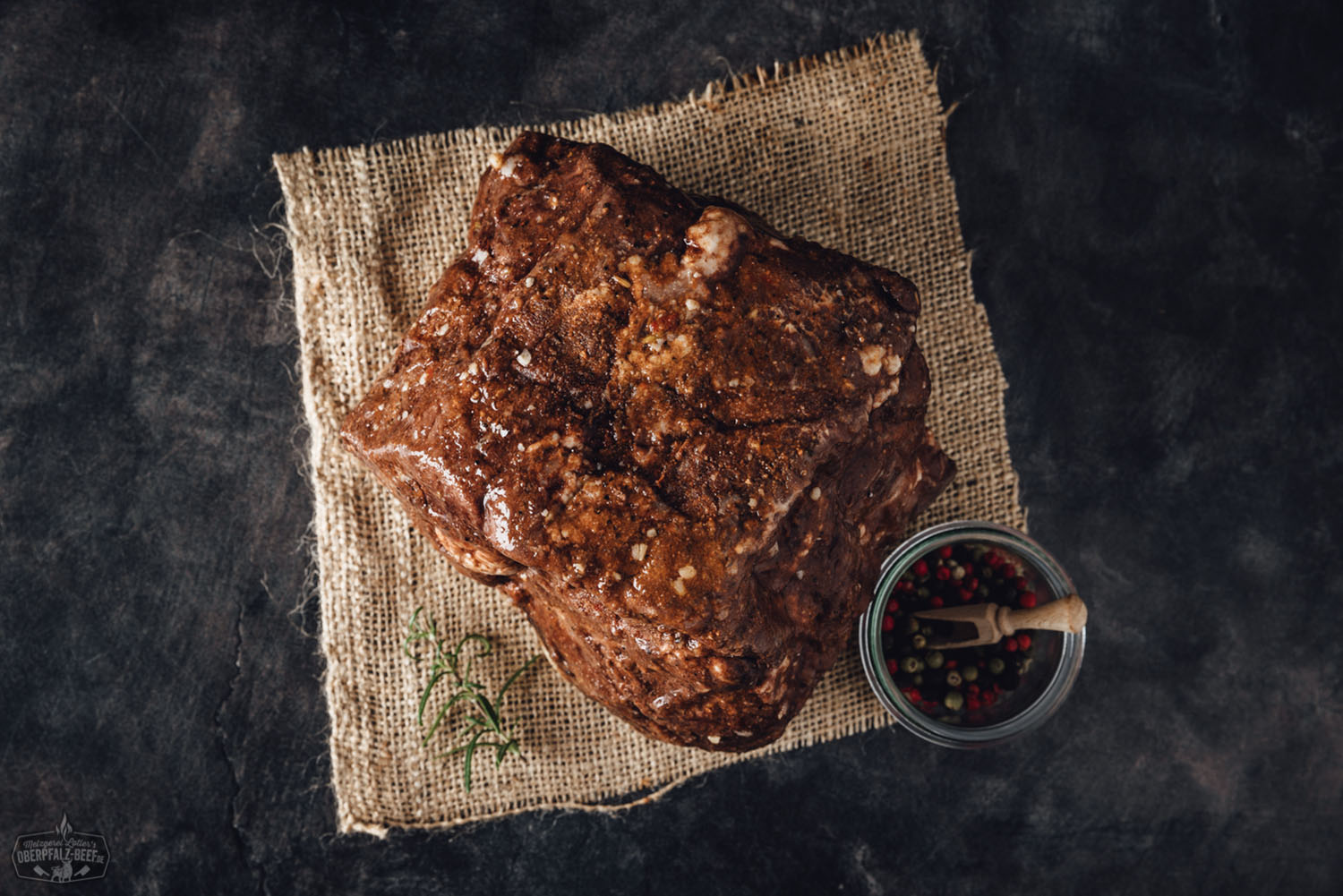 Zartes, vorgegartes Pulled Beef nach Sous-vide-Methode aufgeschnitten auf einem Holzbrett, saftig und faserig, mit feinen Röstaromen – ideal für Burger, BBQ oder Sandwiches.