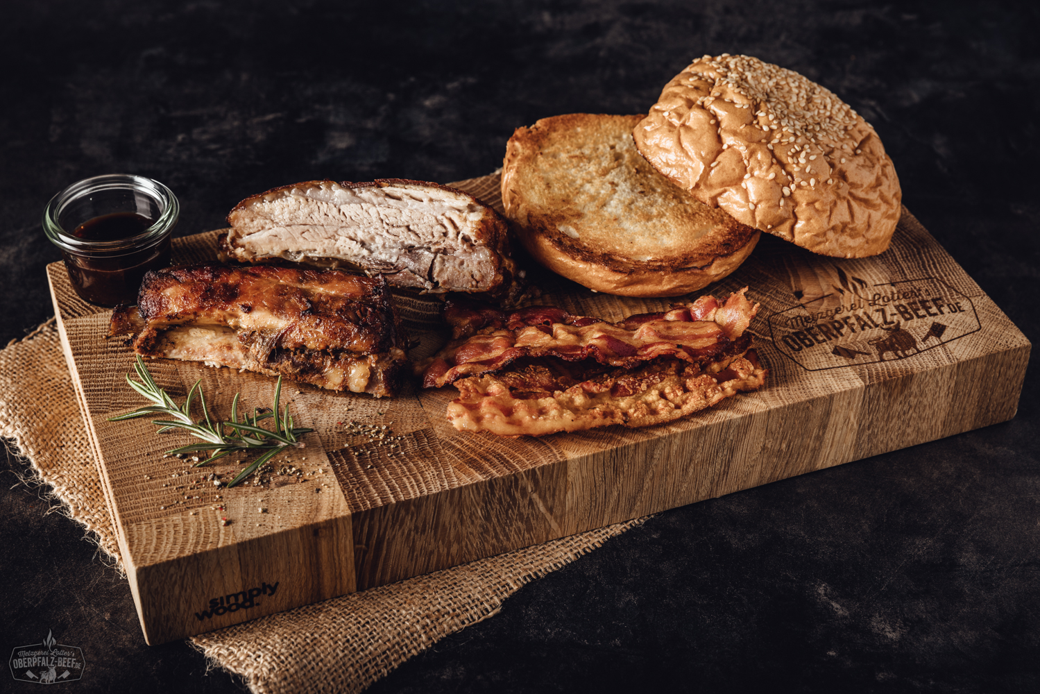 Sous-Vide vorgegarte Spare Ribs im St. Louis Style in attraktiver Box-Verpackung Sous-vide vorgegarte Spare Ribs im St. Louis Style in geöffneter Kartonverpackung auf dunklem Untergrund – saftig gegarte Rippchen mit BBQ-Glasur, Fleisch in Nahaufnahme sichtbar, Verpackung und Markenlogo deutlich lesbar.