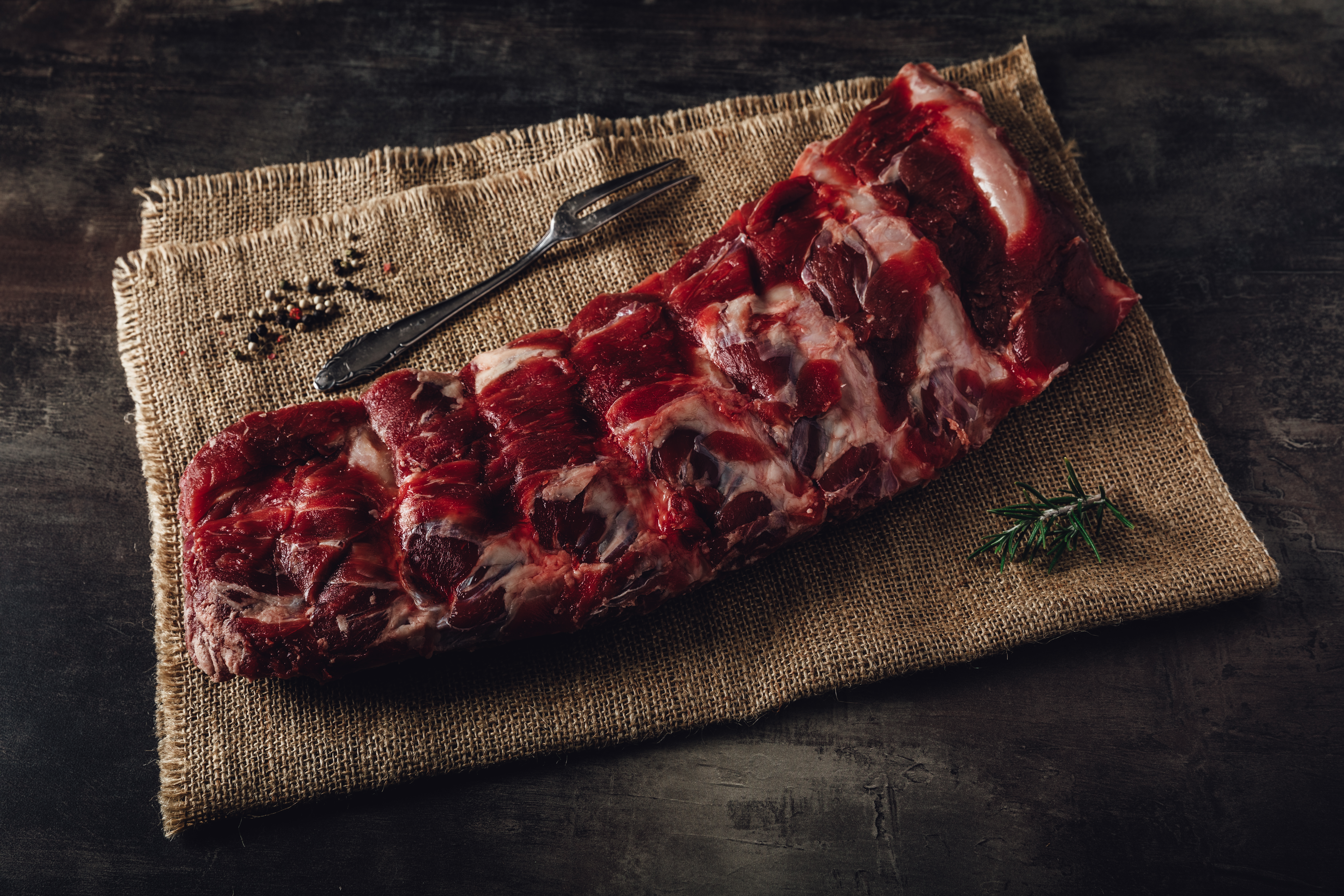 Wet Aged Back Ribs - Hochwertiges Oberpfalz Beef Bild Bild von Oberpfalz-Beef Back Ribs, Wet Aged, mariniert und bereit für den Grill oder Ofen, perfekte Wahl für ein saftiges und zartes Rindfleischgericht, erhältlich auf der Webseite oberpfalz-beef.de