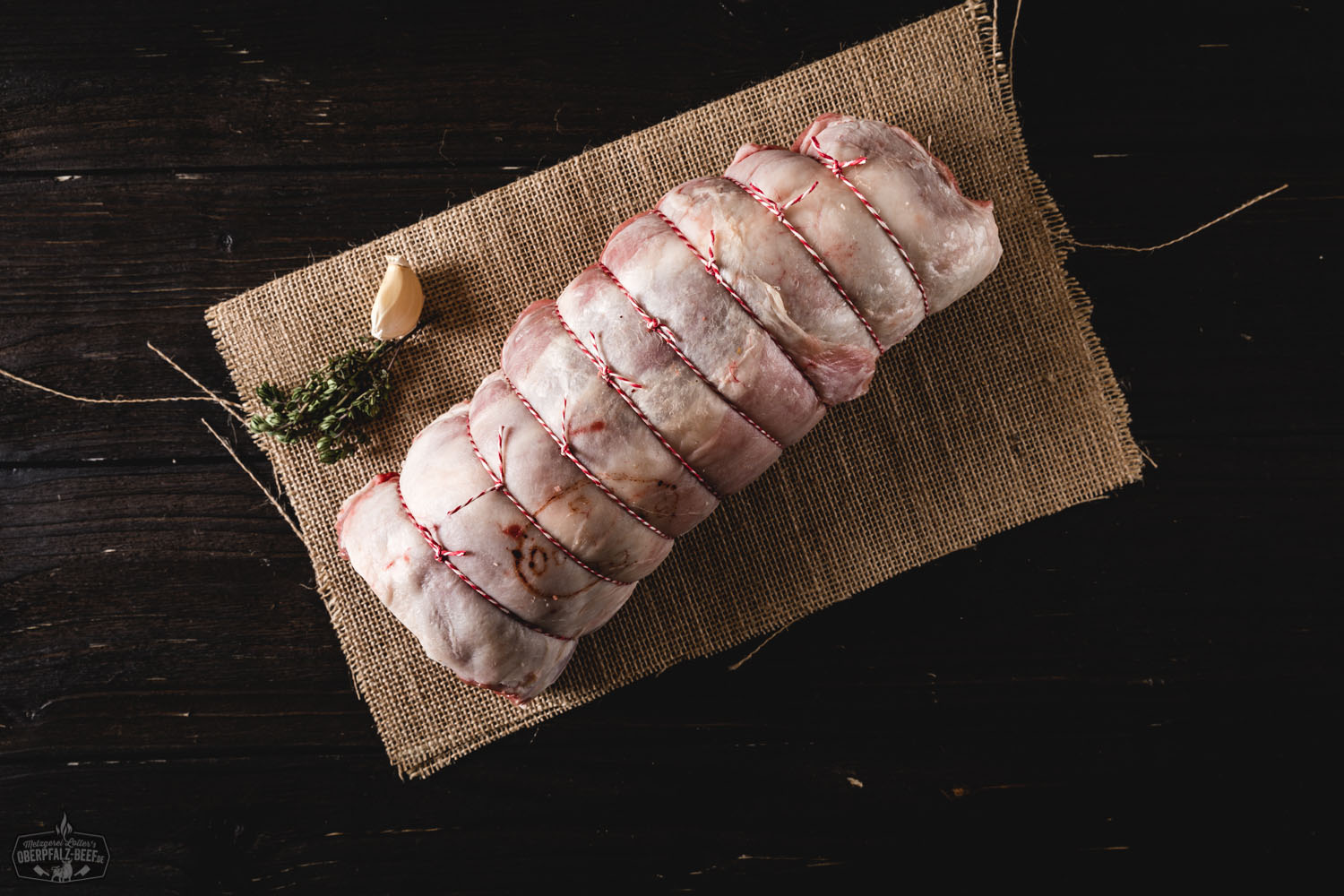 Lammrollbraten mager vom Juradistl Lamm – regionales Premiumfleisch kaufen Magerer Lammrollbraten vom Juradistl Lamm auf weißem Hintergrund, präsentiert als hochwertiges Fleischprodukt.