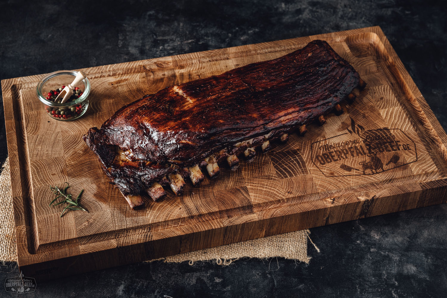 Sous-vide gegarte St. Louis Cut Ribs vom Schwein auf Holzbrett mit BBQ-Kruste Sous-vide gegarte St. Louis Cut Schweinerippchen auf dunklem Holzbrett angerichtet, mit karamellisierter BBQ-Kruste, goldbrauner Fleischfarbe, sichtbarer Saftigkeit und angerösteten Kräutern – hochwertige Grillfleisch-Spezialität für BBQ-Liebhaber.