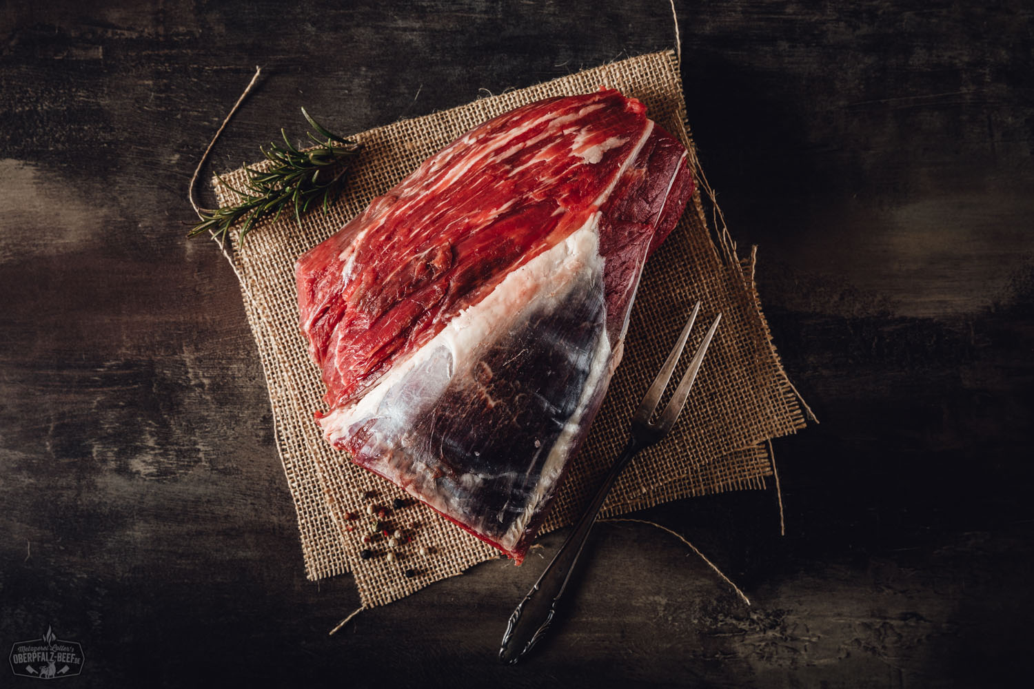Rinderfiletkopf Wet Aged vom Oberpfalz-Rind – zart gereiftes Premium-Rindfleisch Rinderfiletkopf vom Oberpfalz-Rind, wet-aged gereift, roh und ohne Verpackung auf einem dunklen Untergrund angerichtet – hochwertiges Rindfleisch mit zarter Marmorierung, ideales Premiumstück für Steak-Liebhaber.