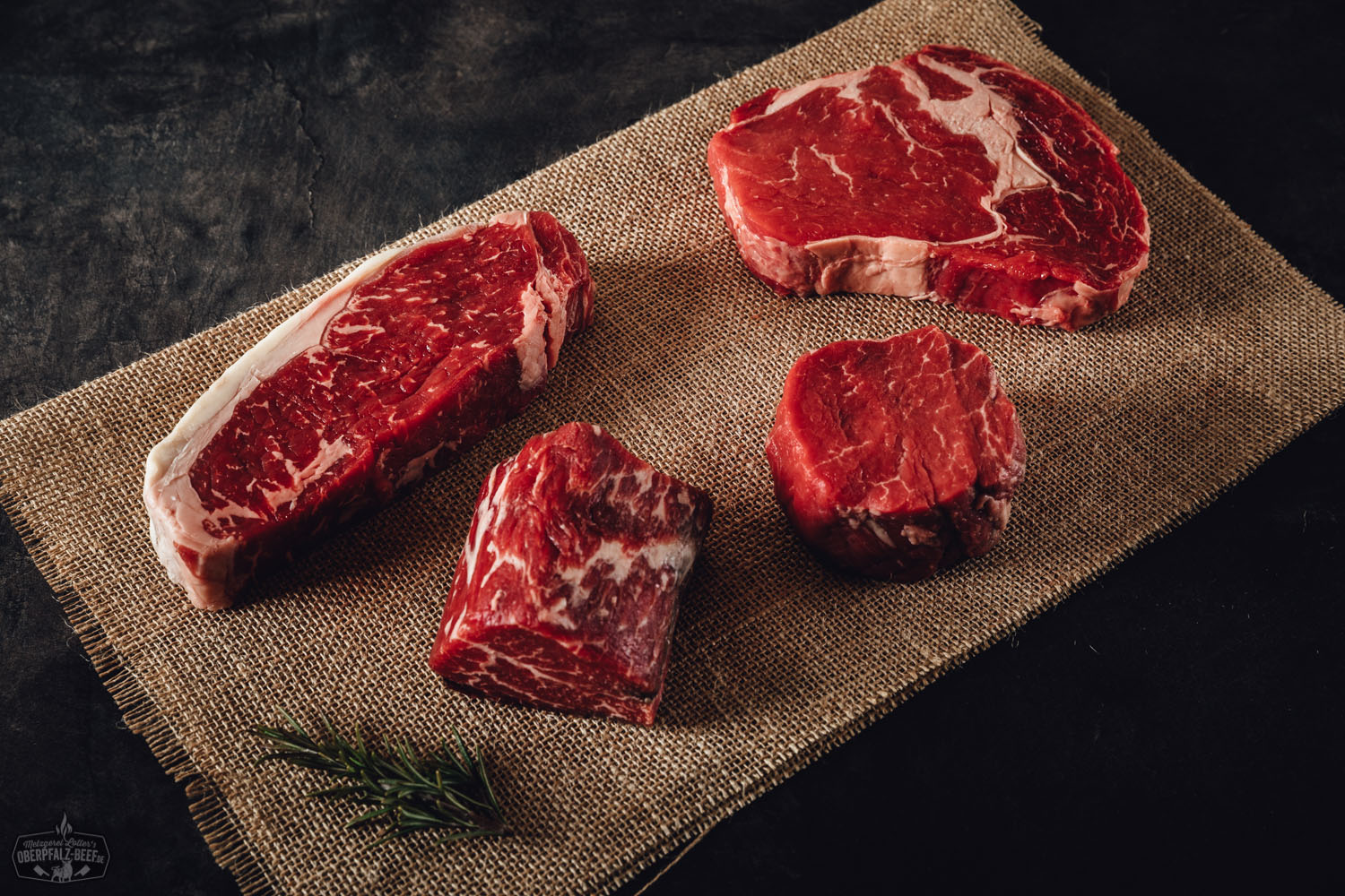 Premium Silvester Fleischpaket mit hochwertigem Rindfleisch – Oberpfalz Beef Silvester Paket Premium mit Oberpfalz Beef: Hochwertiges Rindfleisch-Set für besondere Festlichkeiten, attraktiv präsentiert auf einem weißen Hintergrund.