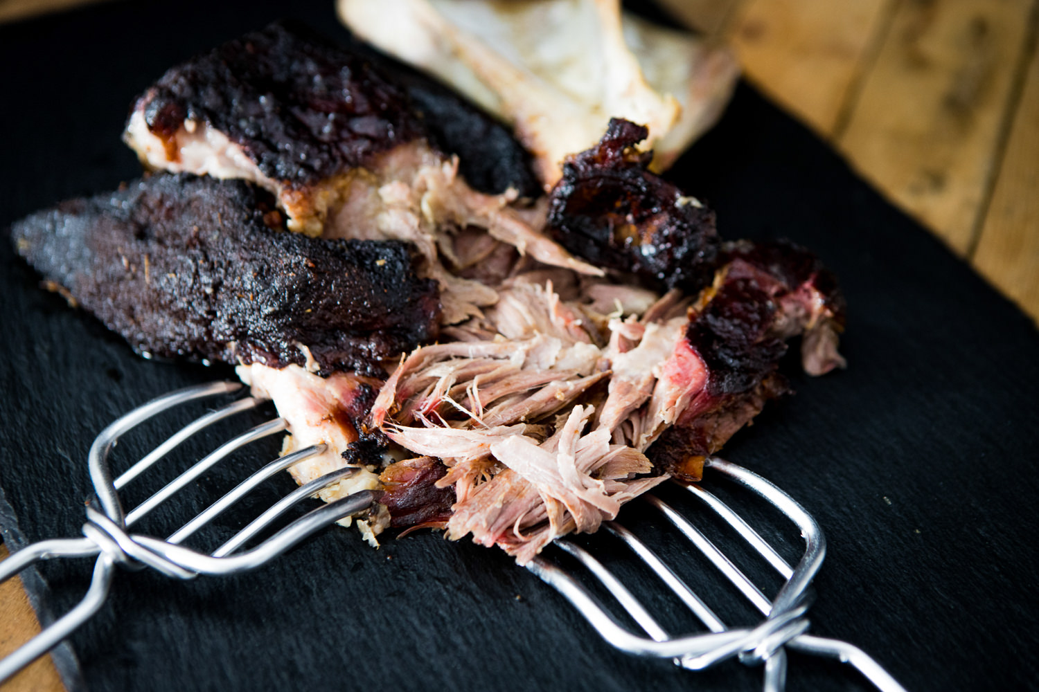 Boston Butt vom Oberpfälzer Landschwein – hochwertiges Schweinefleisch für BBQ und Slow Cooking Rohes Boston Butt Fleischstück vom Oberpfälzer Landschwein, marmoriert mit Fettanteilen, auf dunklem Untergrund dekorativ präsentiert – hochwertiges Schweinefleisch für BBQ oder Pulled Pork.
