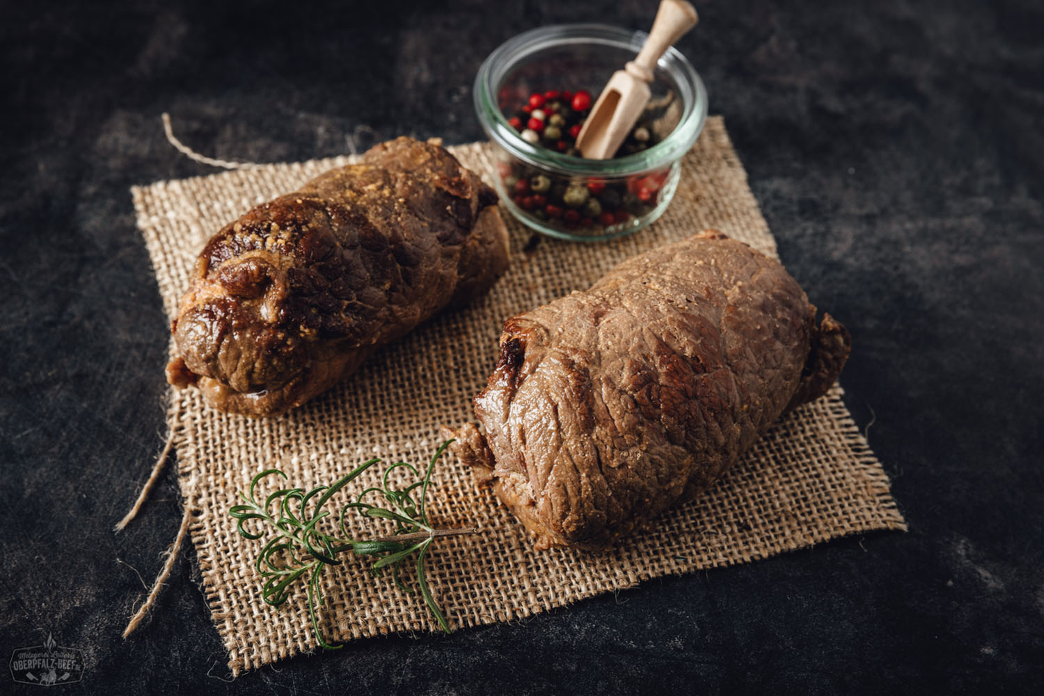 Sous-vide gegarte Rinderroulade vom Oberpfalz-Rind auf Teller angerichtet Vorgegarte Roulade vom Oberpfalz Rind in Sous-vide Zubereitung, auf weißem Teller serviert, saftiges Fleisch mit Kräutern und Gemüse garniert