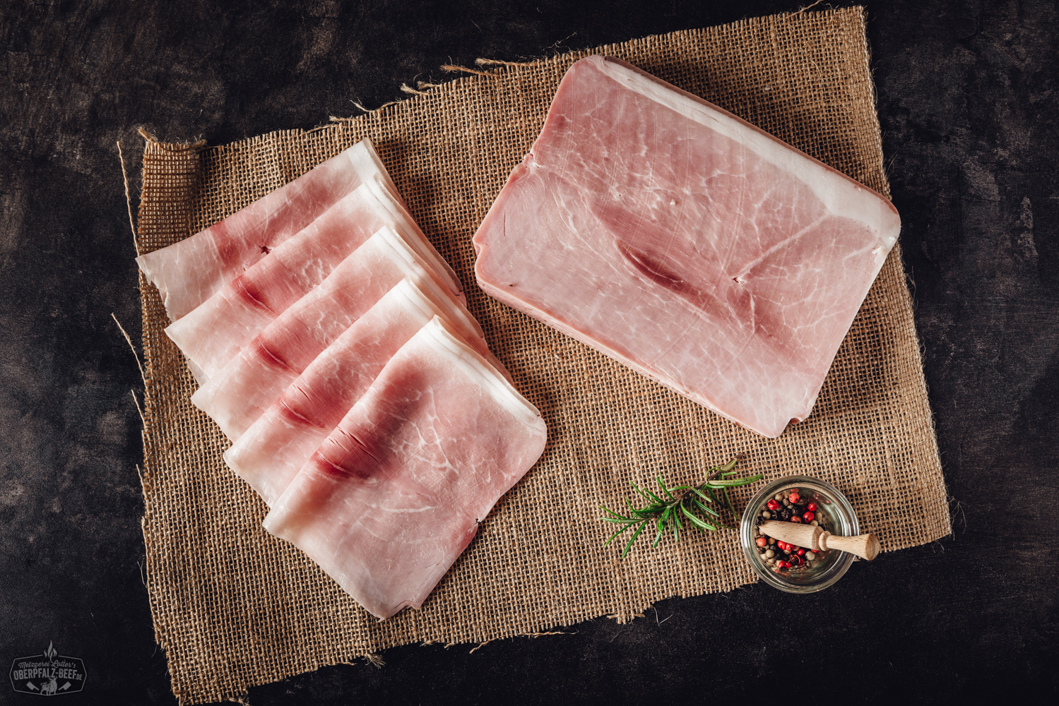 Geschnittener Kochschinken aus der Oberpfalz – Frischer Aufschnitt in Premiumqualität Geschnittener Kochschinken in zarten, rosa Scheiben appetitlich auf einem Holzbrett angerichtet, garniert mit frischer Petersilie – ideal für Brotzeit, Frühstück oder Sandwiches.