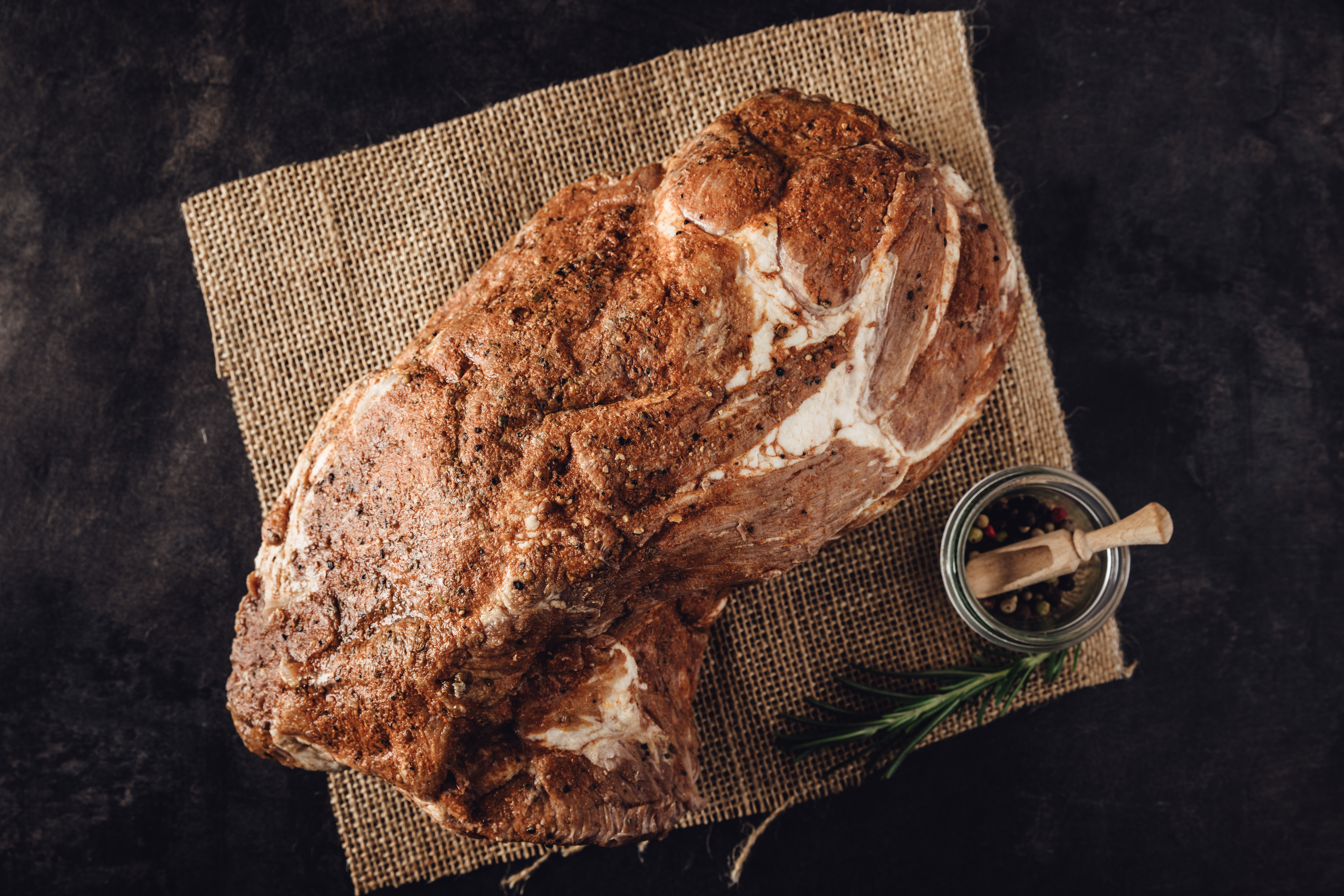 Schweinebraten Hals Rezeptfoto – Perfekt für Traditionelle Oberpfälzer Küche Schweinebraten Halsstück - Saftiges Fleisch, perfekt mariniert und knusprig gebraten, ideal für traditionelle bayerische Gerichte.