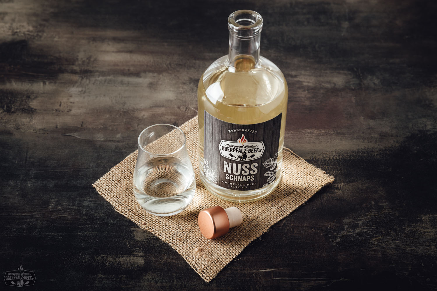 Handcrafted Oberpfalz Beef mit Nuss-Schnaps – Regionales Feinkostprodukt aus Bayern Bild von handcrafted Oberpfalz Beef Nuss-Schnaps: hochwertige, handgefertigte Spirituose aus der Region Oberpfalz, liebevoll präsentiert in einer edlen Flasche.