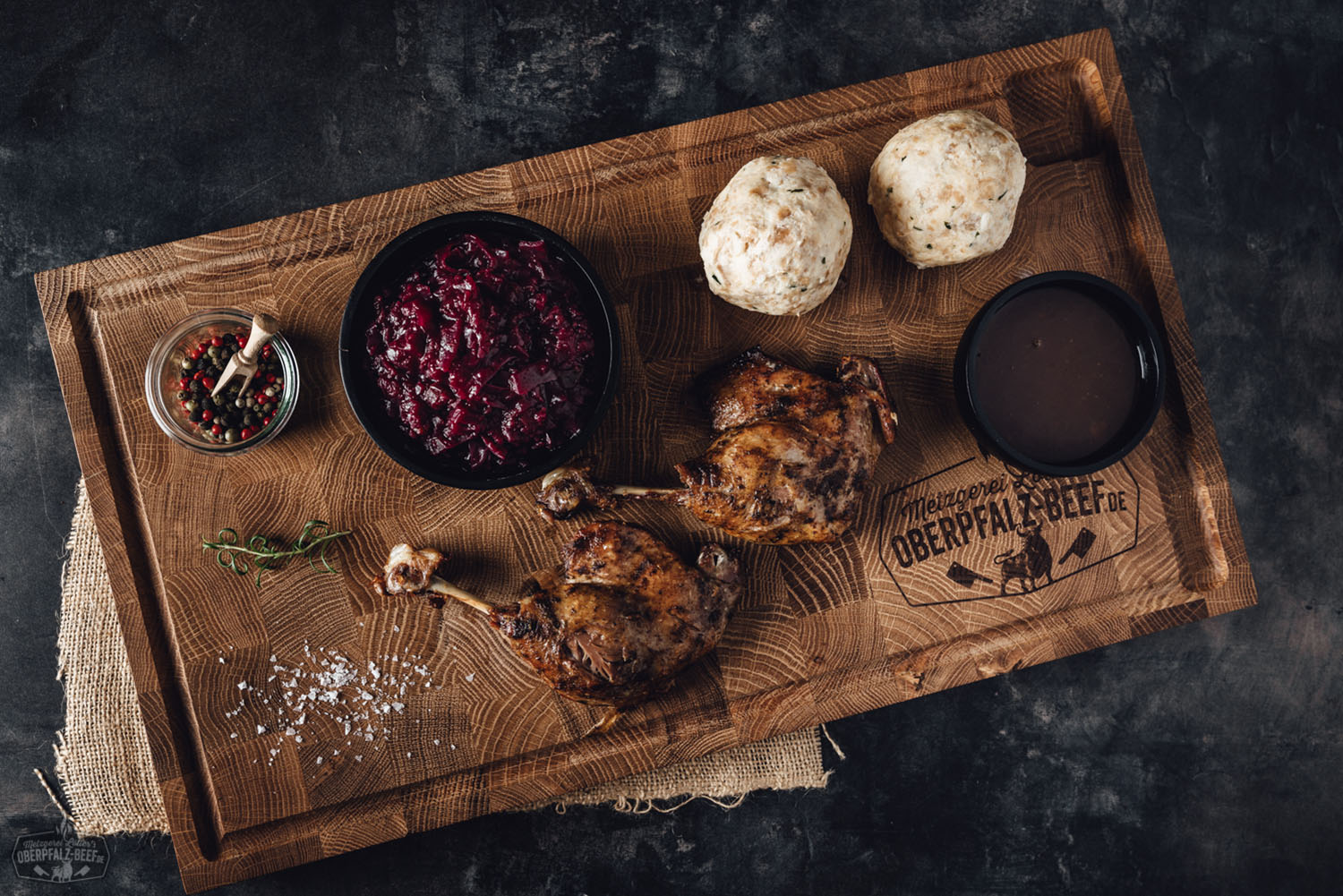 Oberpfälzer Entenbox mit knuspriger Entenkeule auf Holztisch – Frisches Fleisch online bestellen Oberpfälzer Entenbox mit saftigen Entenkeulen auf einem Holztisch – hochwertiges Fleischprodukt aus der Oberpfalz, Deutschland.