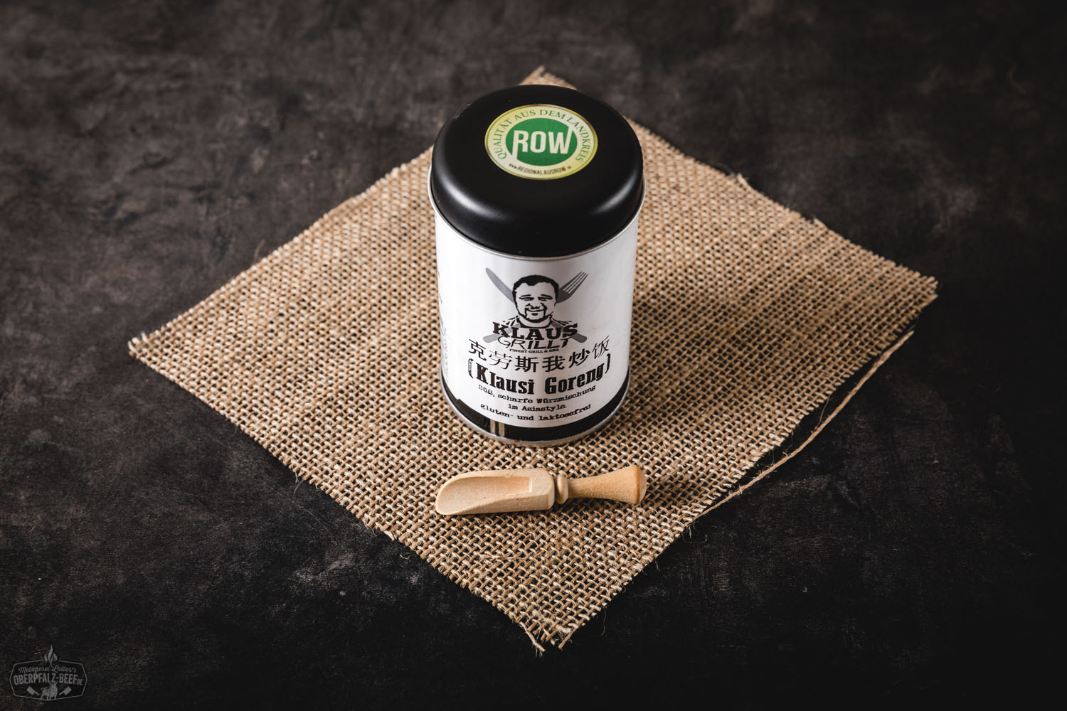 Klaus grillt Goreng Streuer – Würzmischung in transparentem Glasbehälter vor hellem Hintergrund