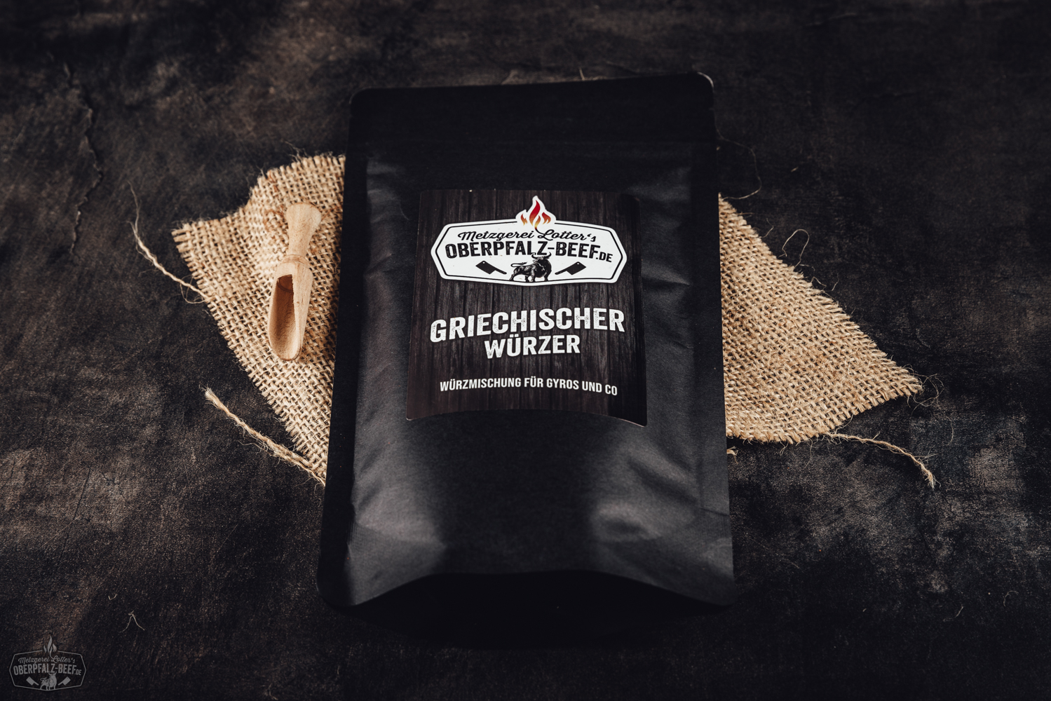 Ein saftiger Döner mit zartem Oberpfalz-Beef, serviert in knusprigem Fladenbrot, gefüllt mit frischem Salat, Tomaten, Zwiebeln und einer cremigen Soße, appetitlich angerichtet auf dunkler Unterlage – hochwertiges Streetfood aus regionalem Rindfleisch.