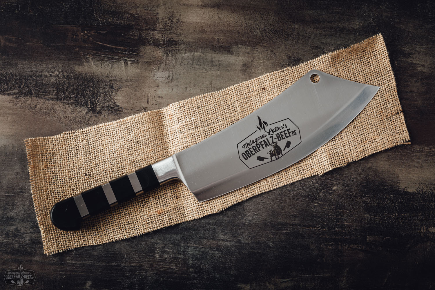 Koch- und Grillmesser Dick Ajax 1905 mit geschwungener Klinge und schwarzem Griff auf weißem Hintergrund – hochwertiges Profi-Messer für Fleischverarbeitung und BBQ.