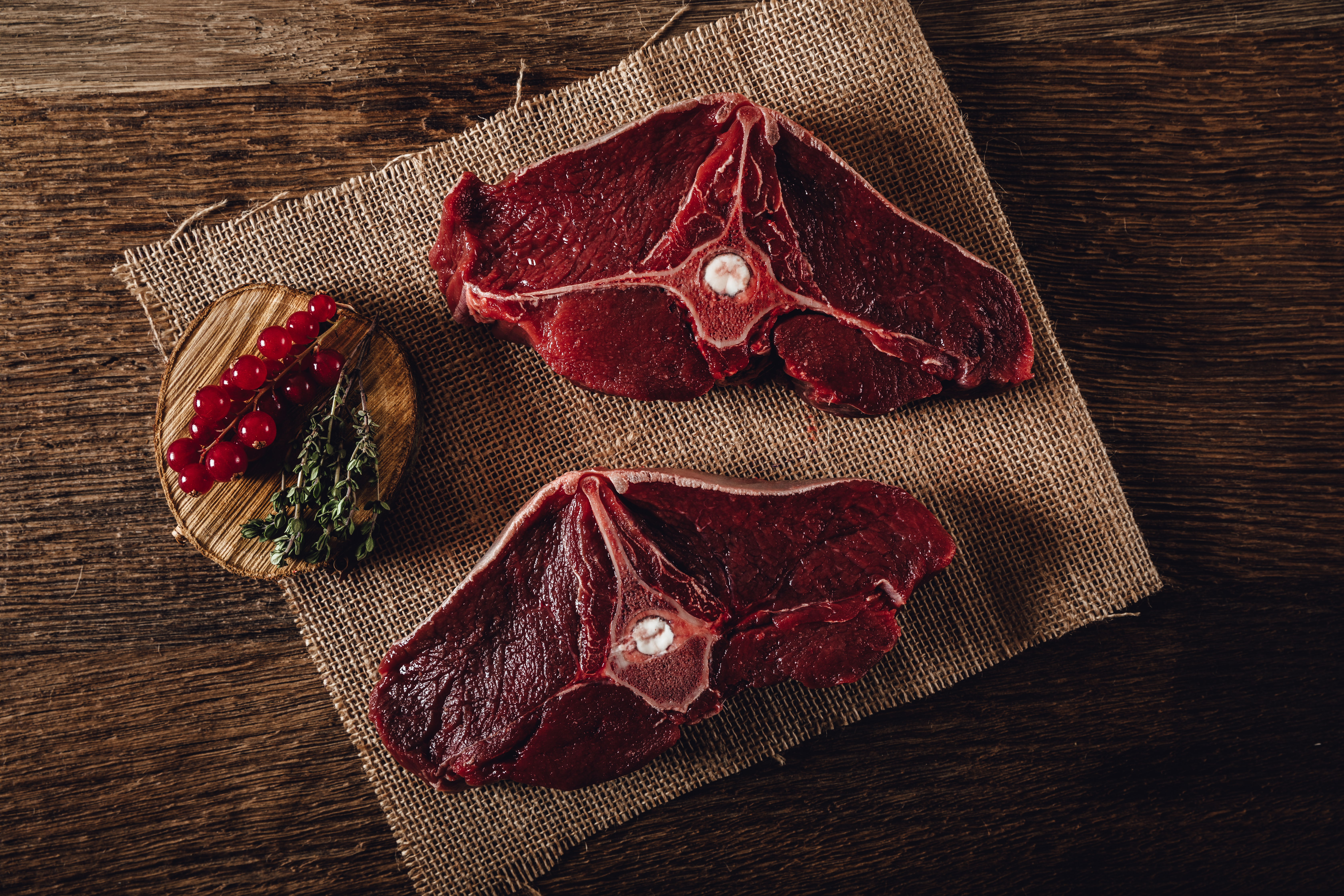 Frisches Oberpfälzer Wildfleisch: Qualität und Geschmack Ein Reh im Wald steht im Vordergrund. Dichtes grünes Laubwerk und natürliche Umgebung schaffen eine friedliche, unberührte Landschaft, typisch für die Oberpfalz.