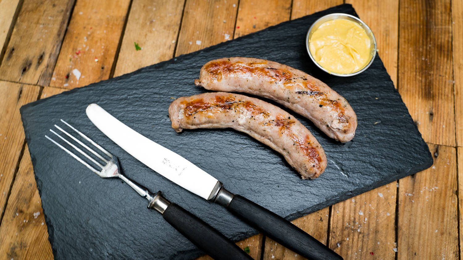 Vier Oberpfälzer Bratwürste frisch gegrillt auf Holzteller – regionale Spezialität genießen Oberpfälzer Bratwürste – Vier herzhafte, grobe Bratwürste aus der Oberpfalz, perfekt für Grillabende und traditionelle bayerische Küche