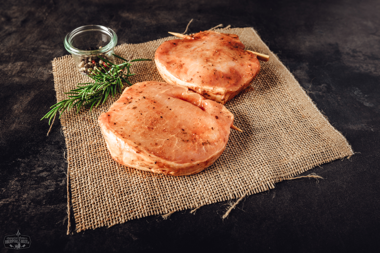 Tomate-Mozzarella-Tasche vom Schweinerücken – Saftiges Grillfleisch gefüllt mit Käse und Tomaten Gegrillte Hirtentasche vom Schweinerücken, goldbraun gebraten und saftig gefüllt mit Kräutern und Gemüse, angerichtet auf einem Holzbrett mit frischen Kräutern; rustikale Präsentation für BBQ oder Fleischliebhaber.