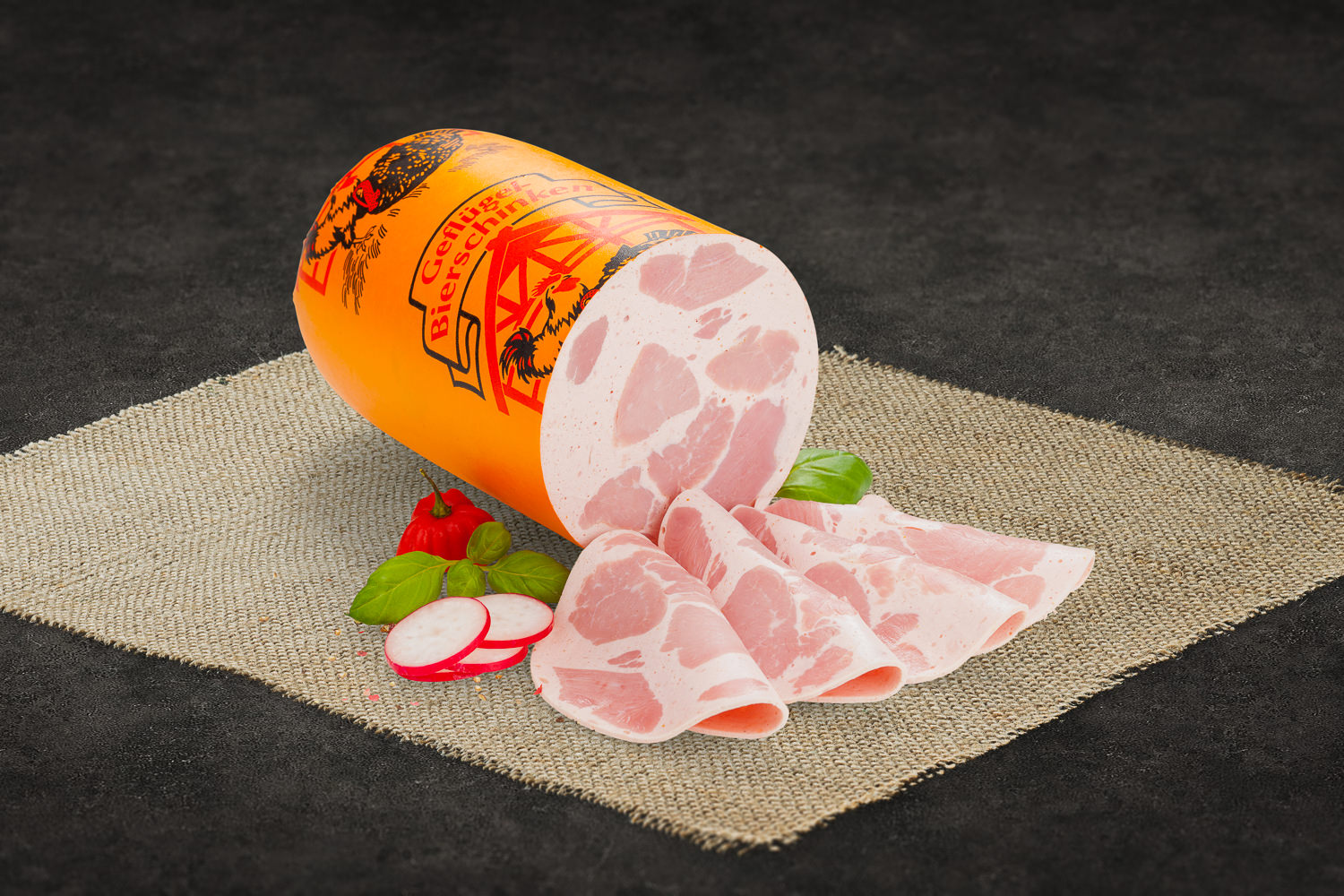 Gekochte Krakauer-Würste auf weißem Teller, serviert mit Senf und frischer Petersilie, angerichtet auf hellem Holztisch – deftige deutsche Wurstspezialität, Oberpfalz Beef.