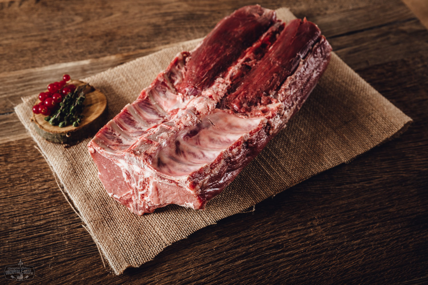 Rücken mit Knochen vom Oberpfälzer Wildschwein auf Holzbrett serviert Bild eines frischen Rückens mit Knochen vom Oberpfälzer Wildschwein – hochwertiges Wildfleisch aus der Region Oberpfalz, ideal für traditionelle Fleischgerichte und kulinarische Kreationen.