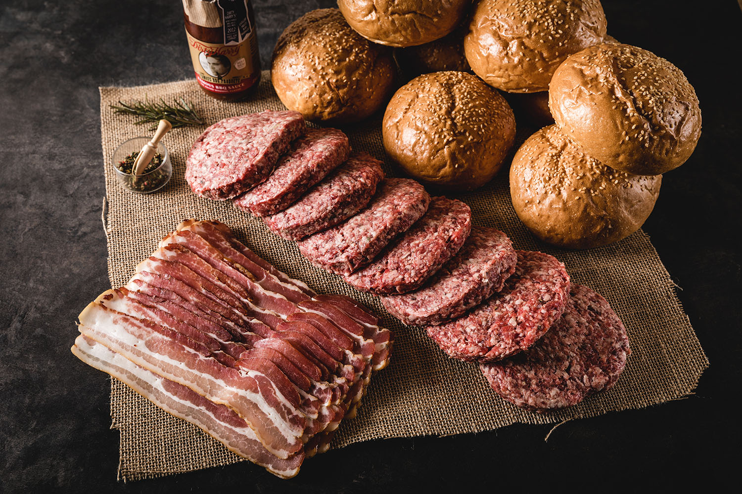 Burger-Paket Dry Aged Maxi – Premium Rindfleisch online bestellen Burger-Paket mit Dry Aged Beef von Oberpfalz Beef - Hochwertiges Fleisch, ideal für BBQ und Grillmeister, Gourmet-Burger zubereitet aus regionalem Rindfleisch, Frische und Qualität aus der Oberpfalz.